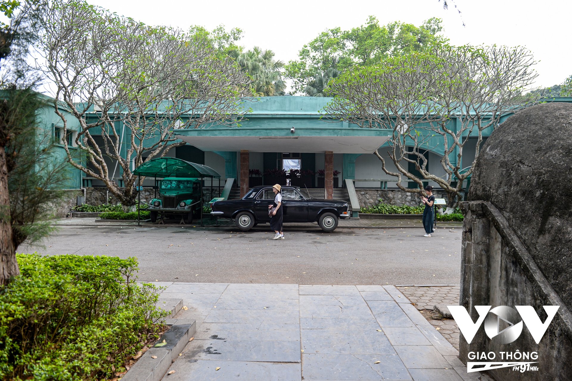 Trong Hoàng thành Thăng Long (Hà Nội) có một di tích đặc biệt quan trọng liên quan đến công cuộc kháng chiến chống Mỹ, giải phóng dân tộc - đó là Di tích cách mạng Nhà và Hầm D67. Công trình được xây dựng vào năm 1967, là nơi làm việc của Bộ Chính trị và Quân ủy Trung ương trong giai đoạn từ năm 1968 đến 1975.