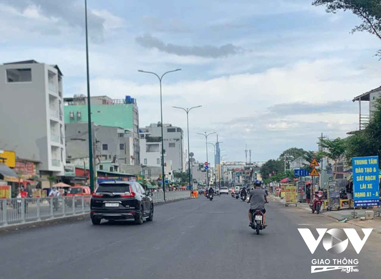 Đoạn đường đang chờ hoàn thành sơn vạch kẽ đường, lắp bảng chỉ dẫn