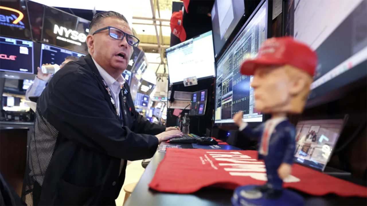 Một nhà giao dịch chứng khoán trên sàn NYSE ở New York hôm 14/4 - Ảnh: Getty/CNBC.