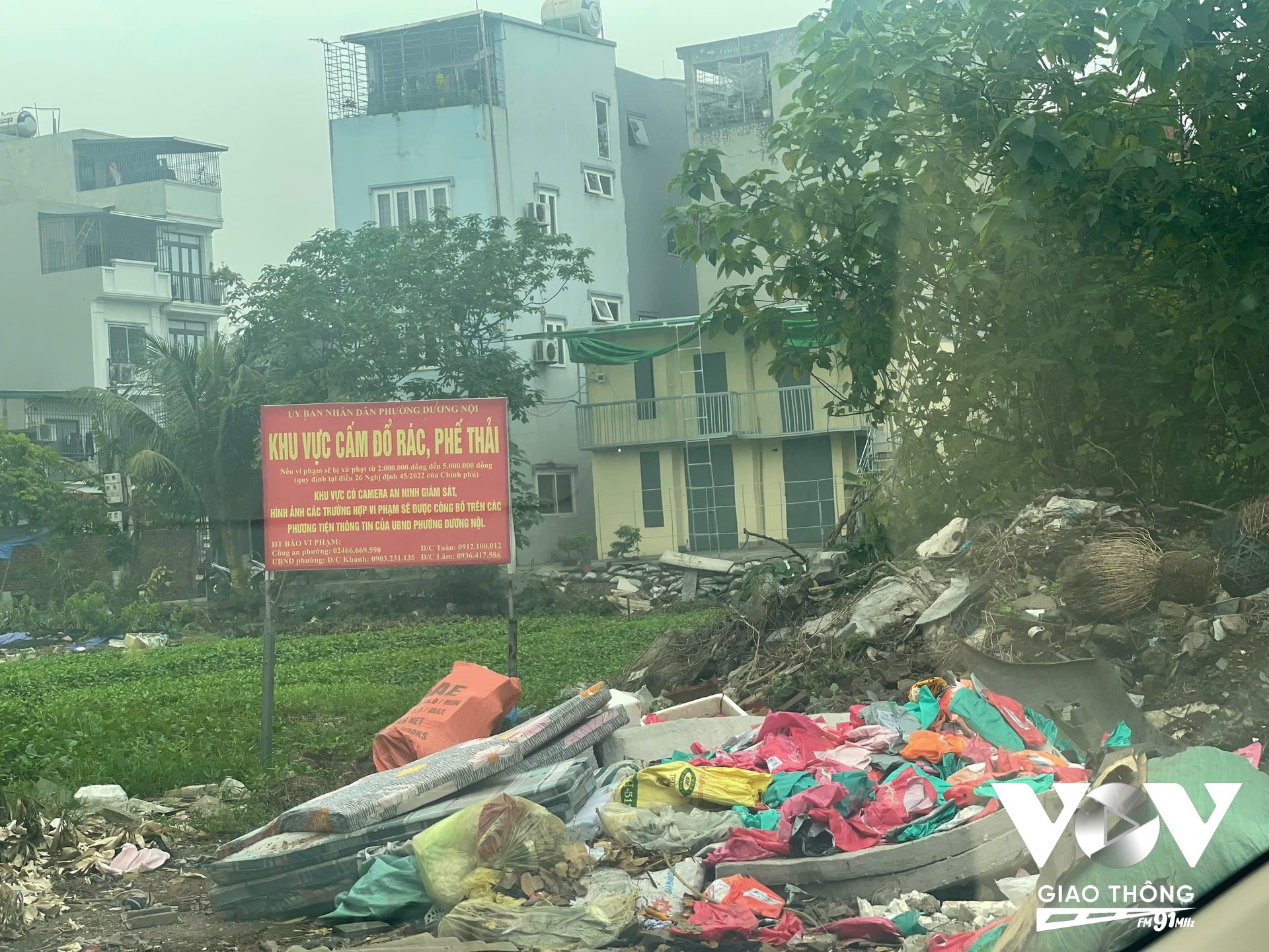 Một bãi rác nằm ngay dưới biển Cấm đổ rác