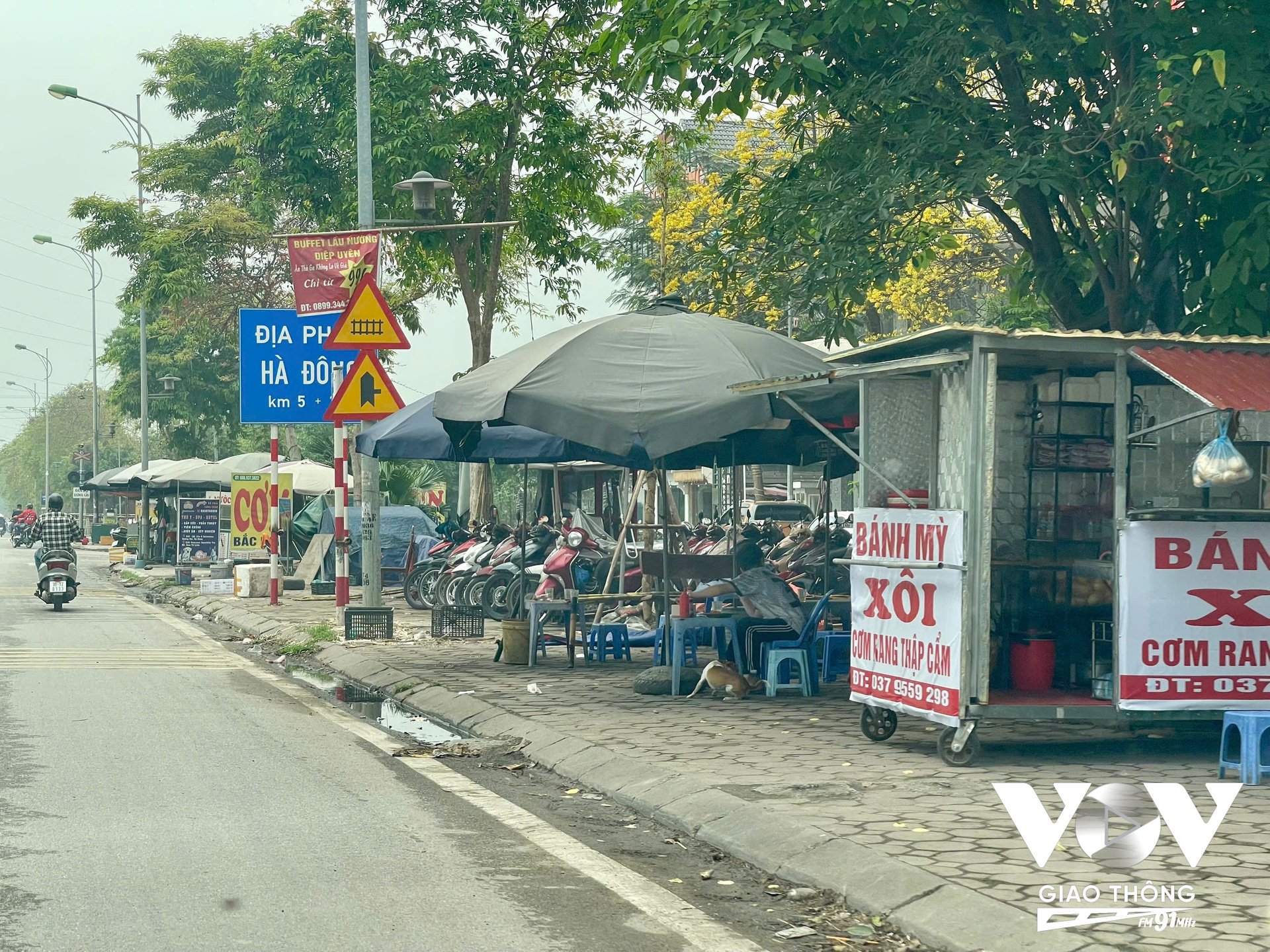 Một đoạn vỉa hè đường Lê Trọng Tấn bị lấn chiếm gần hết để làm hàng quán, chỗ gửi xe