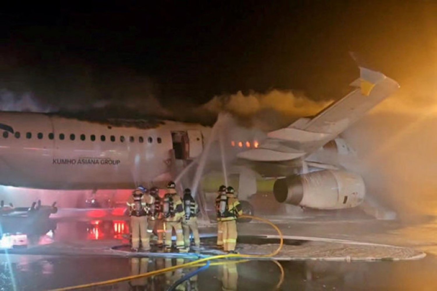 Hiện trường vụ việc máy bay của hãng Air Busan, Hàn Quốc bốc cháy hôm 28/1 vừa qua. Ảnh: Reuters