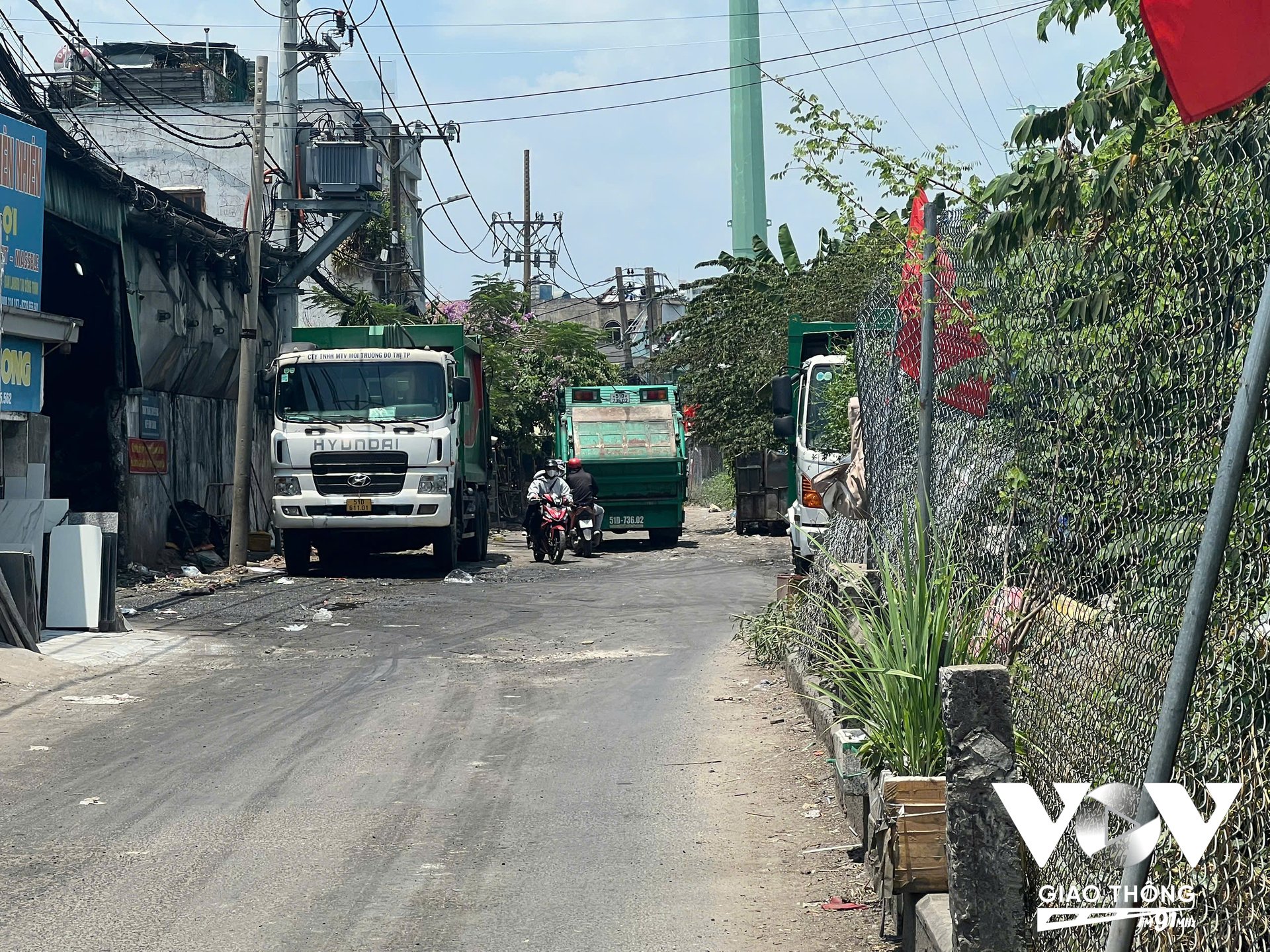 Con đường vốn đã hẹp nay lại đặc kín các loại xe tải lớn vận chuyển rác thải dừng đỗ trước trạm trung chuyển
