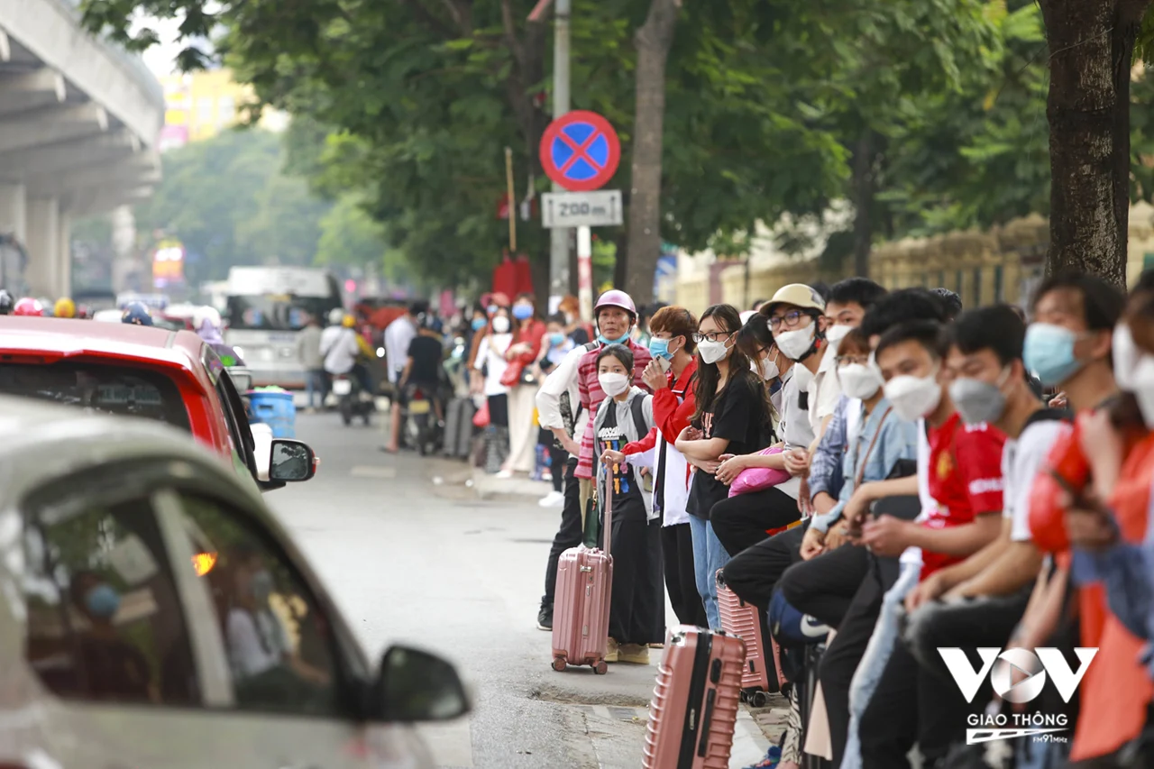 Tình trạng đón khách dọc đường thường xảy ra vào các dịp nghỉ lễ dài ngày. (Ảnh minh họa)