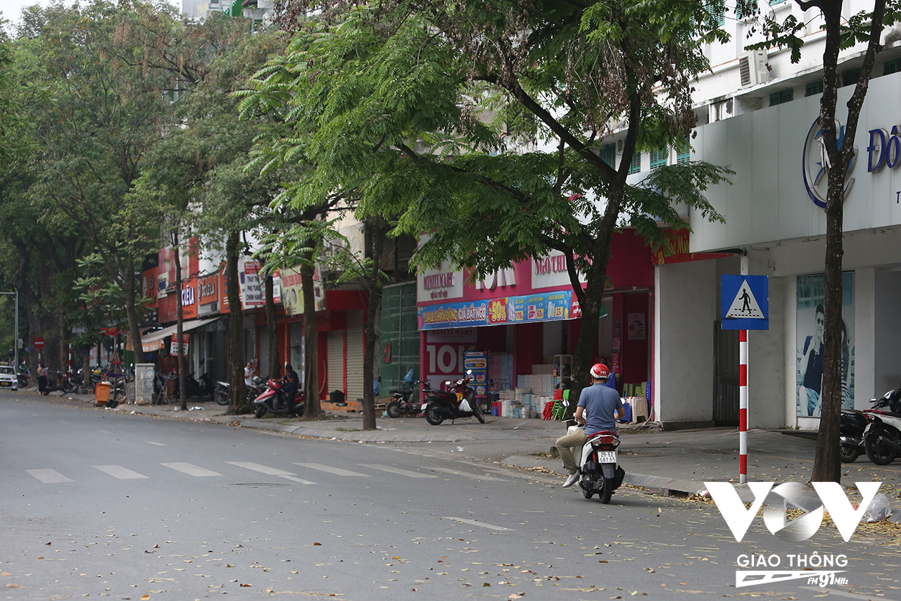 Tuyến cuối đường Ngô Thì Nhậm giao với đường Trần Bình Trọng thường xuyên diễn ra cảnh những người đi xe máy thoải mái đi ngược chiều