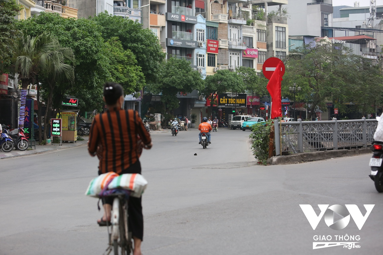 Mặc dù đoạn đường này đã được cắm biển cấm nhiều năm nay nhưng nhiều người vẫn bất chấp đi vào đây mà không chịu đi qua cầu theo đúng quy định chỉ cách đó khoảng 20 mét