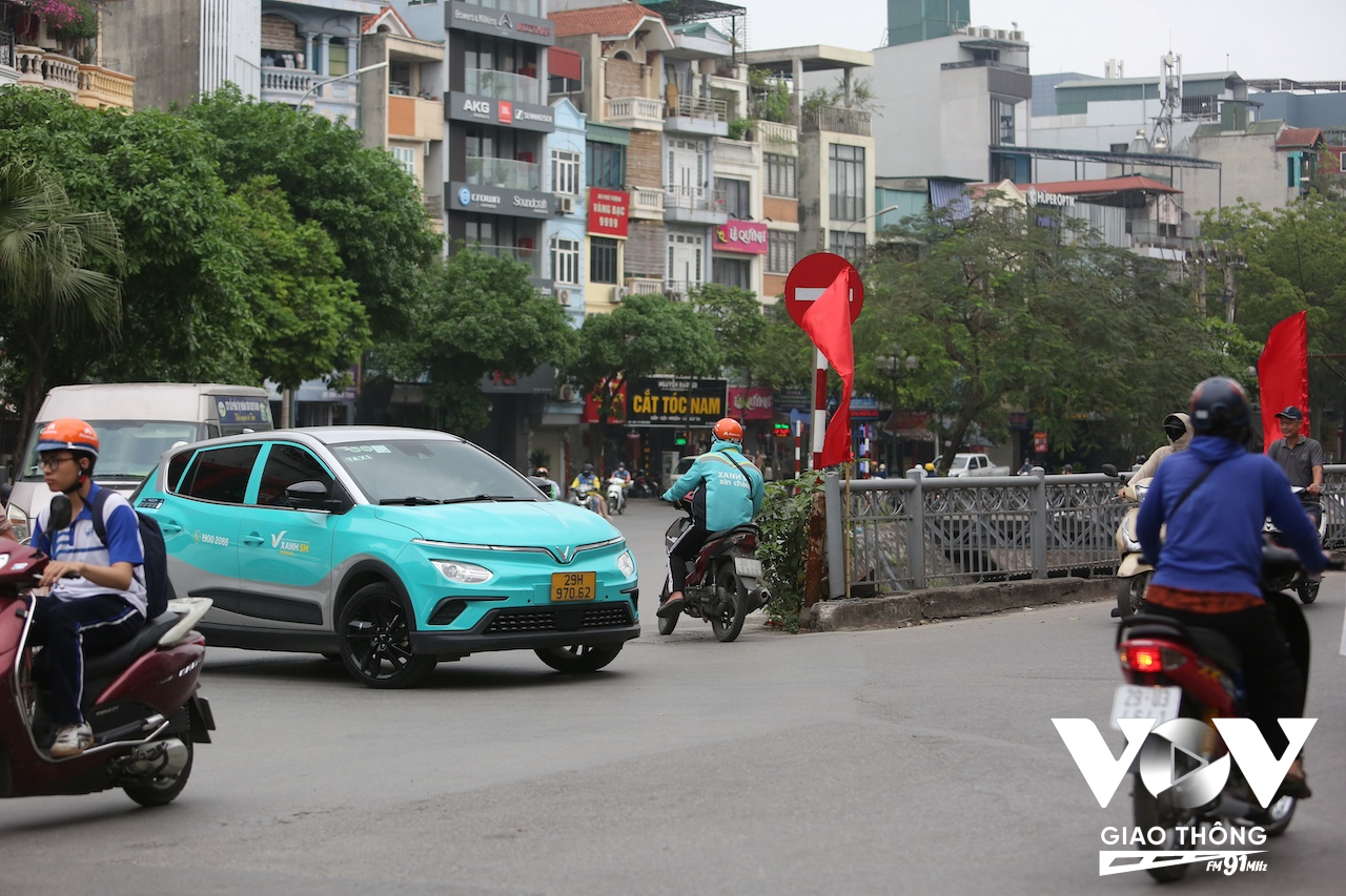 Tại ngã 3 đầu đường Kim Ngưu, quận Hai Bà Trưng, tình trạng đi ngược chiều là phổ biến