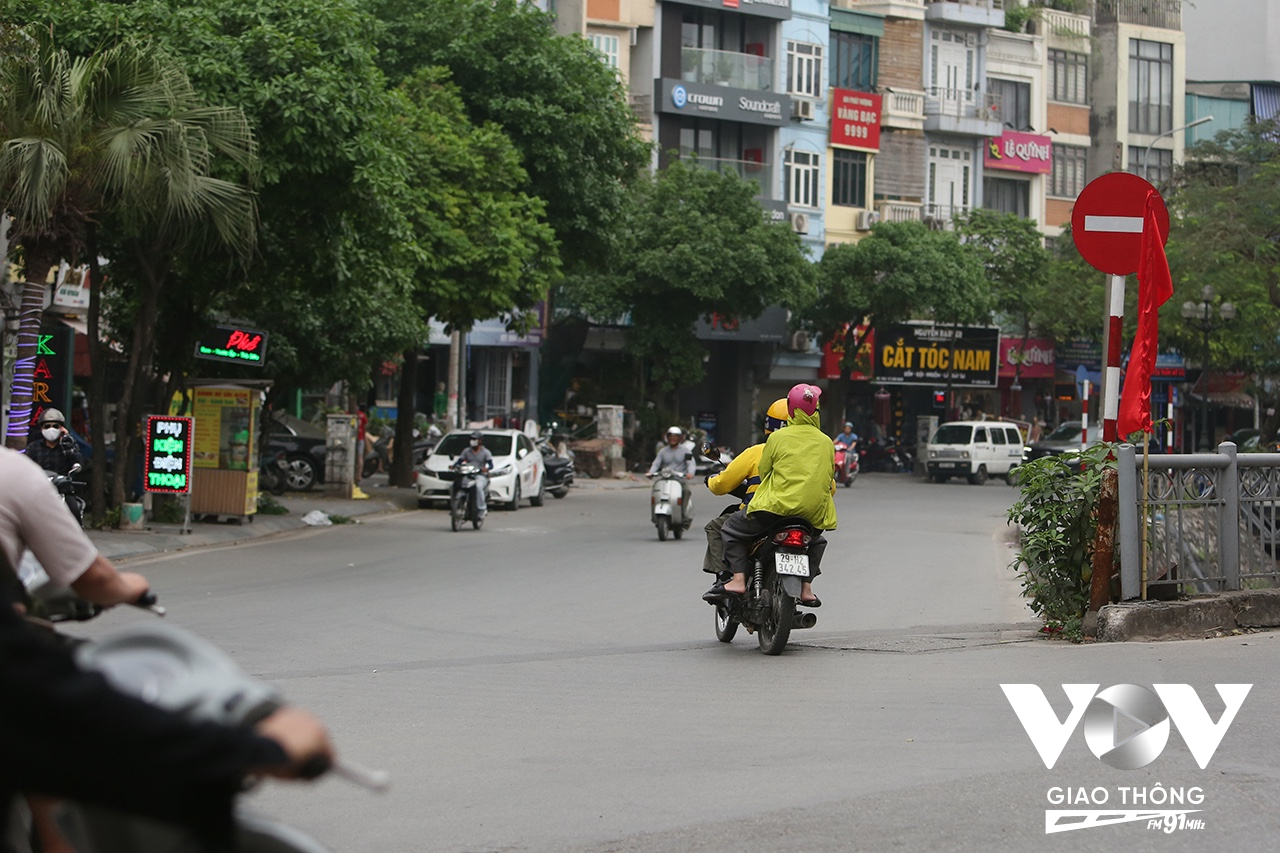 Thản nhiên đi vào đường ngược chiều...