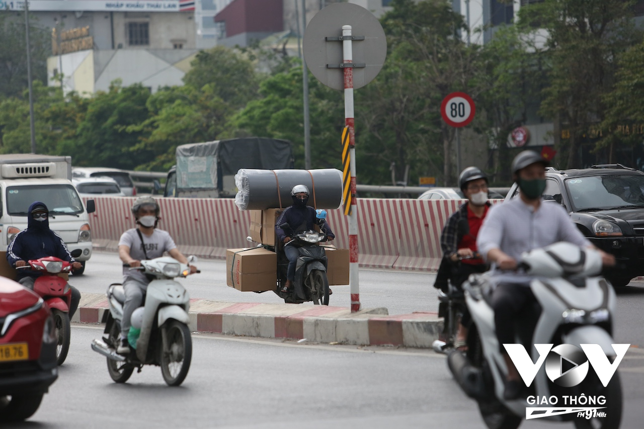 Một người điều khiển xe máy chở hàng cồng kềnh đi vào đường Vành đai 2... Mặc dù đã có nhiều trường hợp được các cơ quan truyền thông, đặc biệt VOV Giao thông phản ánh, nhưng tình trạng vi phạm này vẫn diễn ra hằng ngày, và hầu như không bị xử phạt