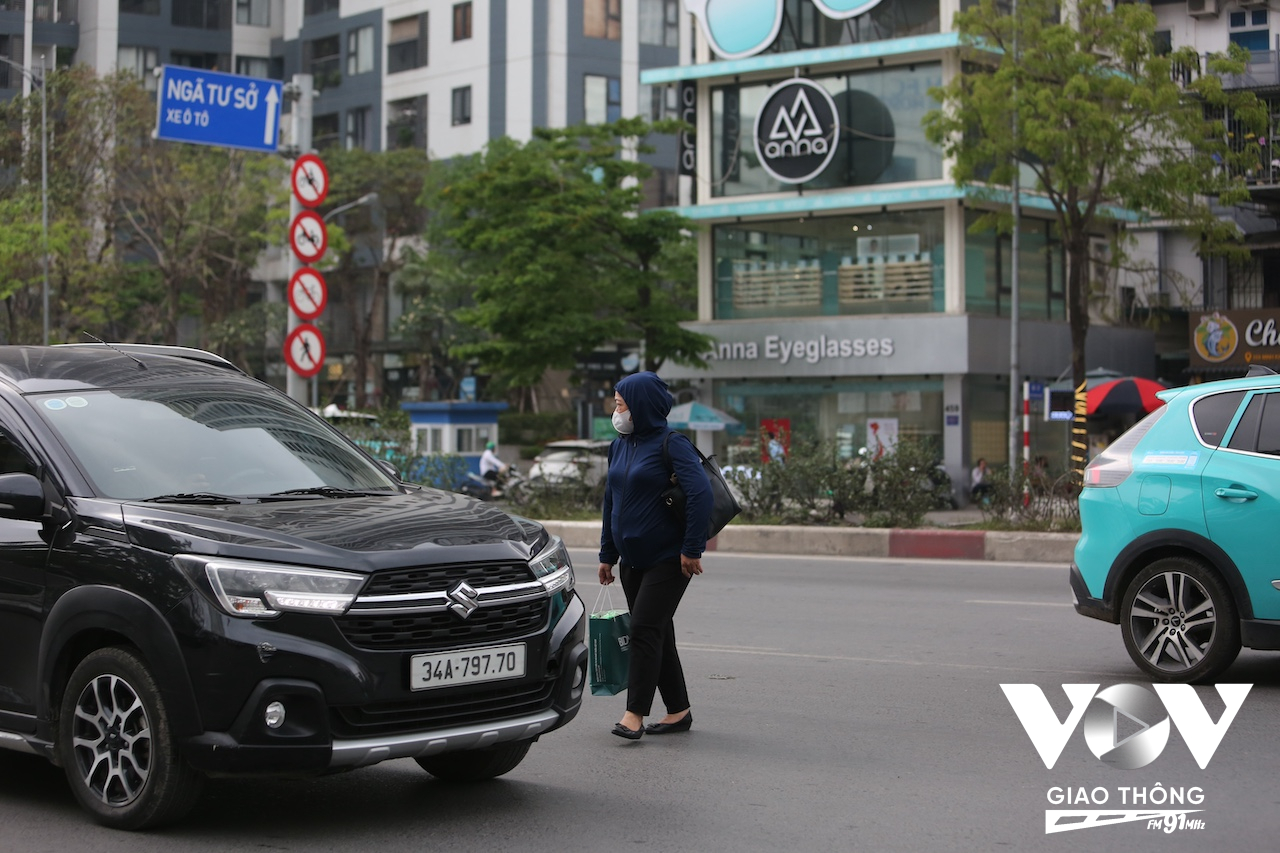 Việc đi bộ cắt qua tuyến đường này thực sự rất nguy hiểm, khi đây là đoạn dốc các phương tiện cơ giới từ trên đường vành đai 2 đi xuống với tốc độ khá nhanh, nhưng nhiều người vì sự tiện lợi của bản thân vẫn bất chấp nguy hiểm cho tính mạng của mình mà đi qua