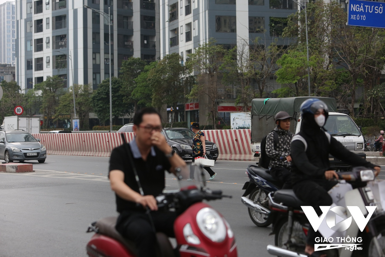 Mạo hiểm tính mạng giữa dòng phương tiện