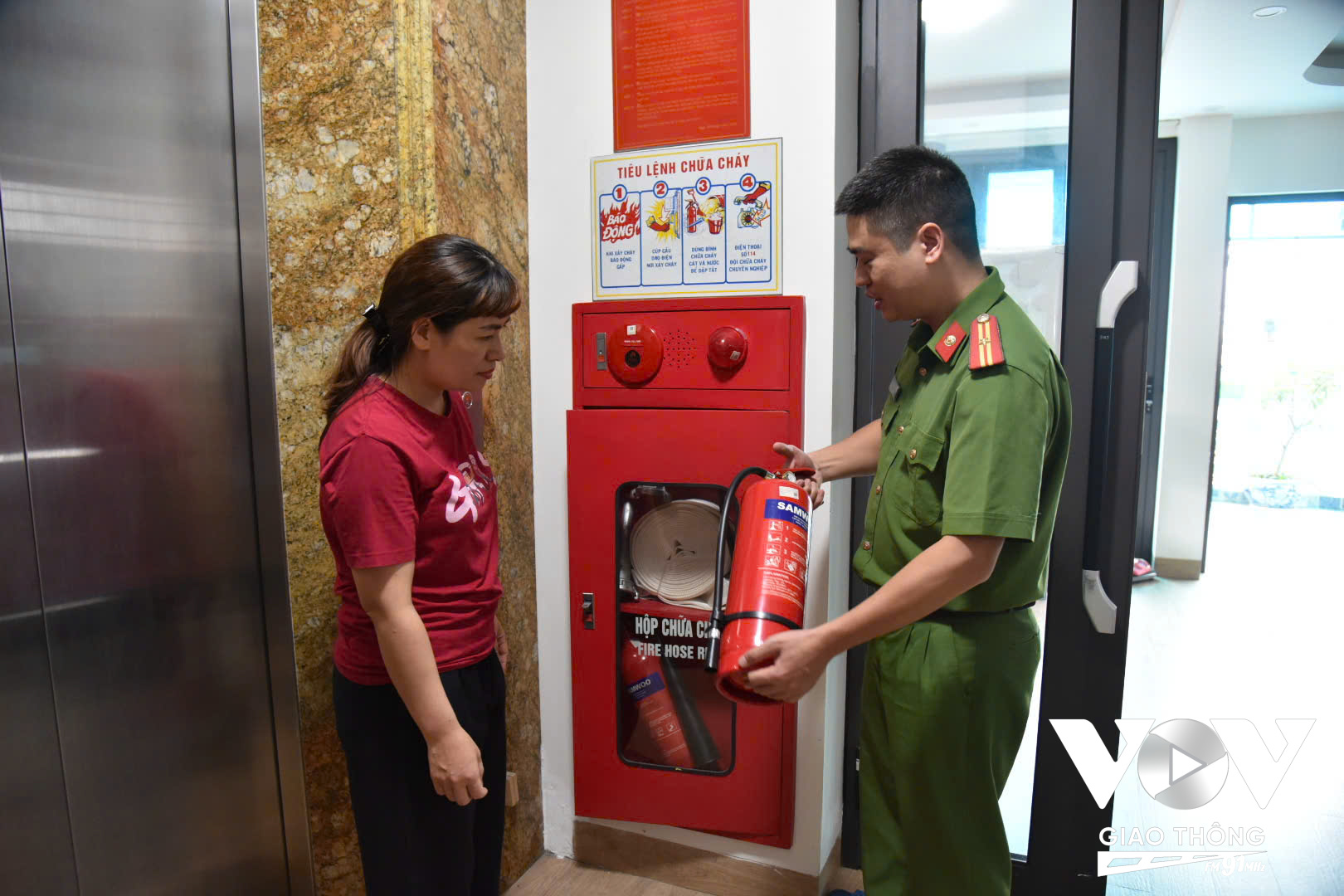 Một nhà trọ trên địa bàn phường Định Công chủ động trang bị bình chữa cháy, hệ thống báo cháy sớm