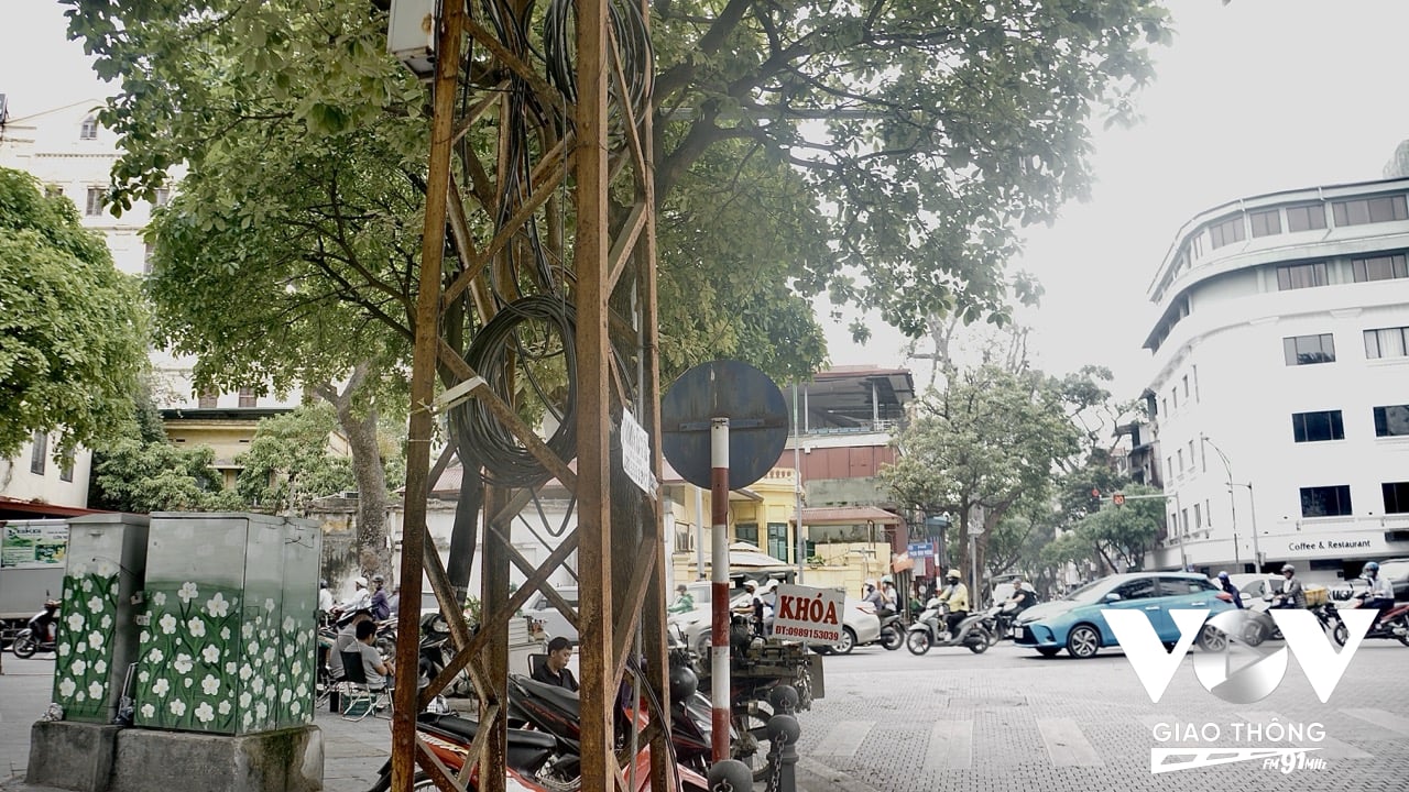 Những cây cột điện từng góp phần chiếu sáng Thủ đô, từng mang theo ký ức một thời tuổi trẻ, tuổi thơ của bao người Hà Nội