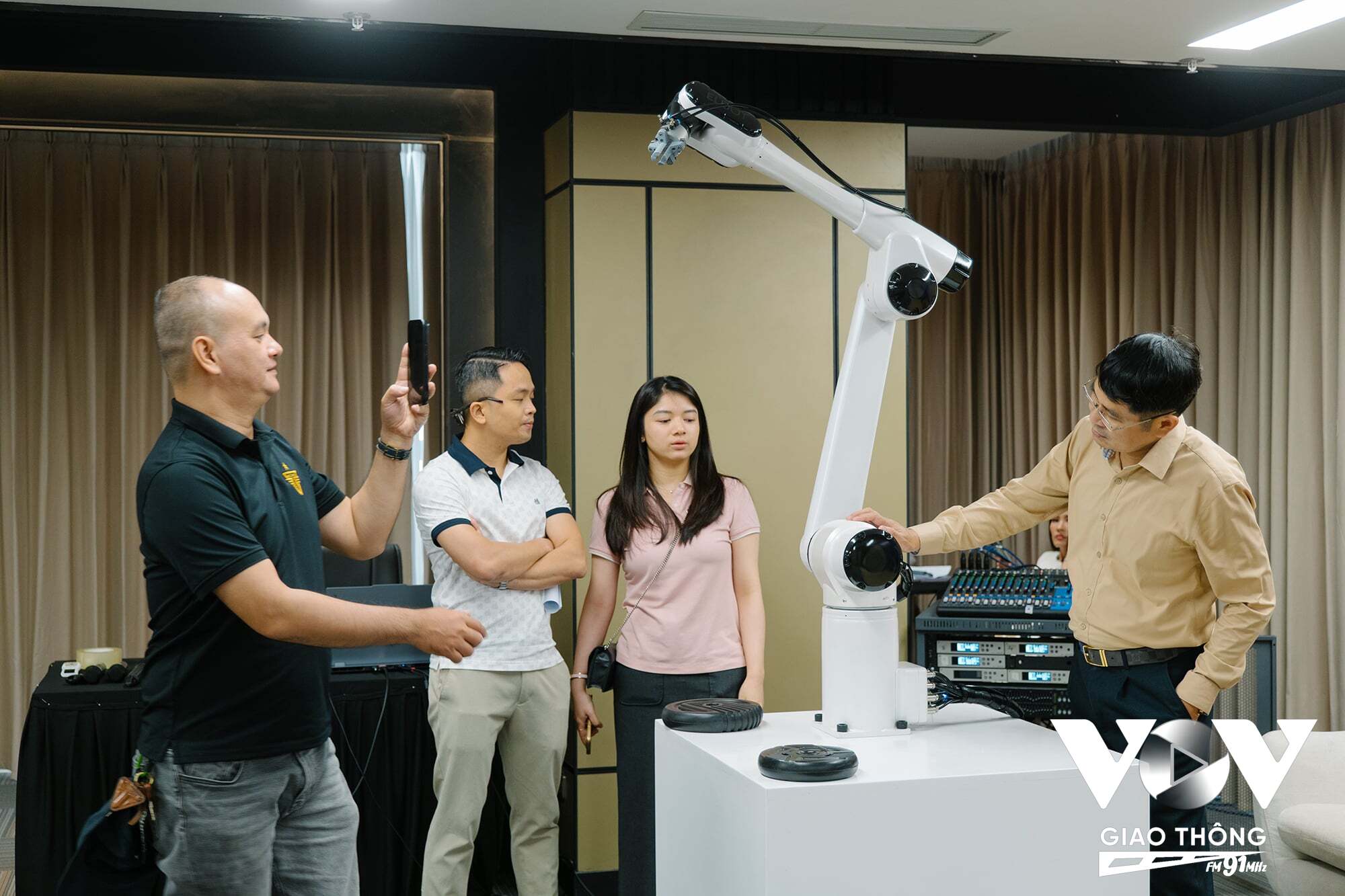 Các đại biểu trải nghiệm cánh tay robot sắp được đưa vào sử dụng tại nhiều dự án của Việt Nam
