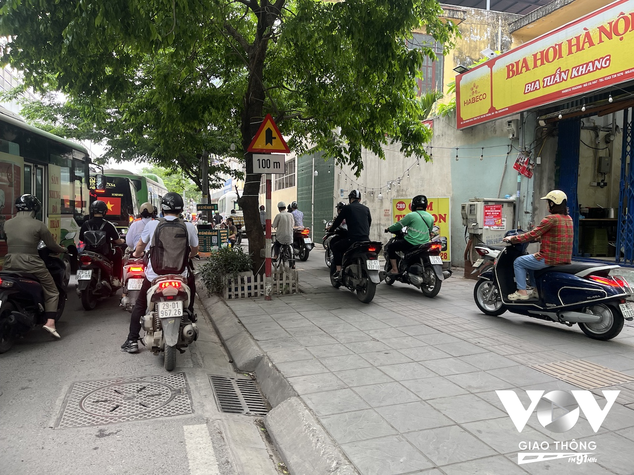 Giờ cao điểm sáng, rất nhiều người điều khiển xe máy leo lên vỉa hè trên phố Minh Khai...