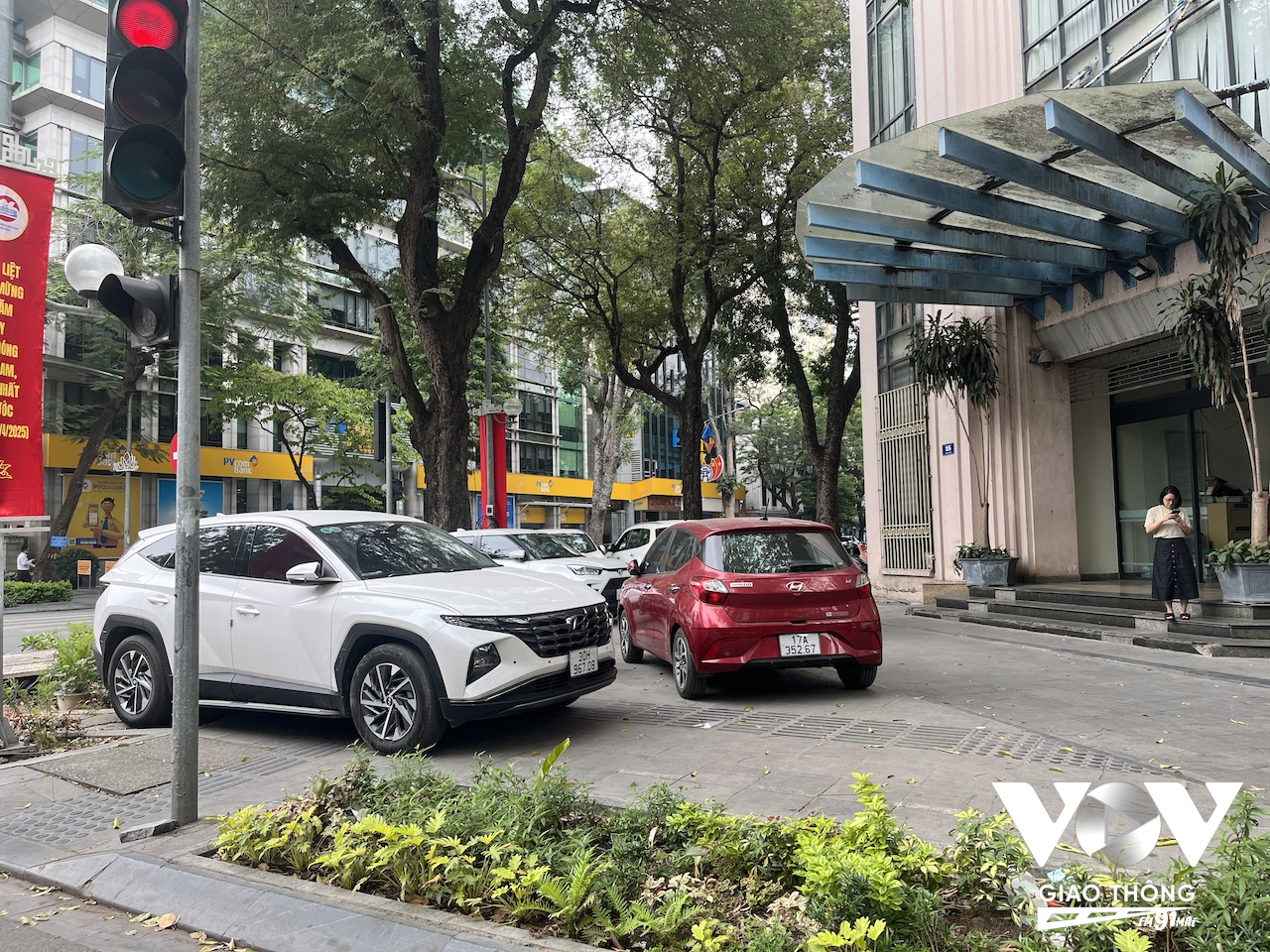 Dừng đỗ ngang nhiên trên vỉa hè, thậm chí chặn luôn đường dành cho người khuyết tật. Hình ảnh thường ngày trước cửa một cơ quan của Bộ Công thương tại ngã tư Ngô Quyền - Hai Bà Trưng