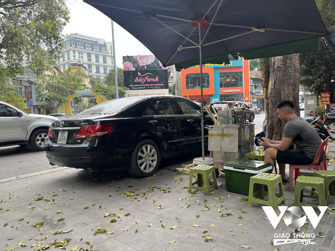 Tình trạng đỗ xe ô tô trên vỉa hè khá phổ biến