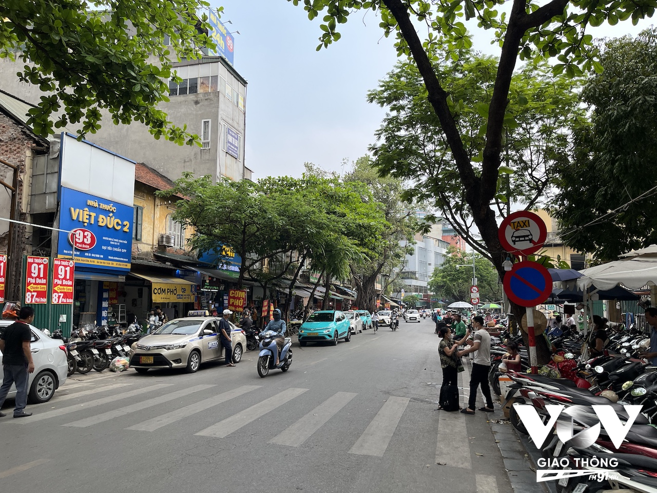 Mặc dù có biển cấm nhưng trước cổng Bệnh viện Việt Đức, trên phố Phủ Doãn luôn xảy ra tình trạng tắc đường do các xe dịch vụ, xe taxi dừng đỗ đón, trả khách