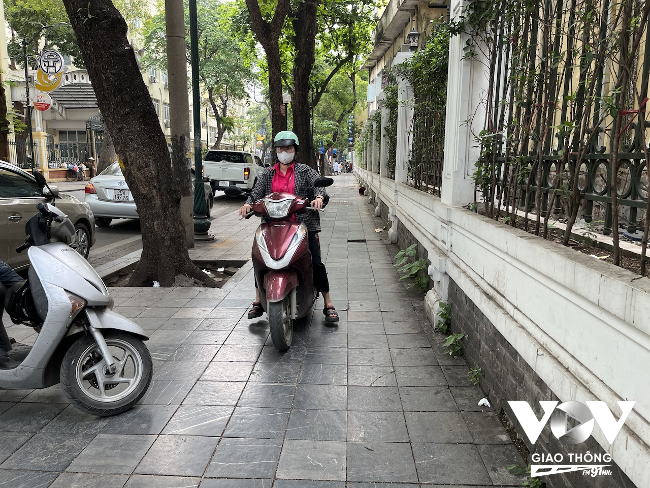 Đi xe máy trên vỉa hè và ngược chiều trên phố Tràng Thi