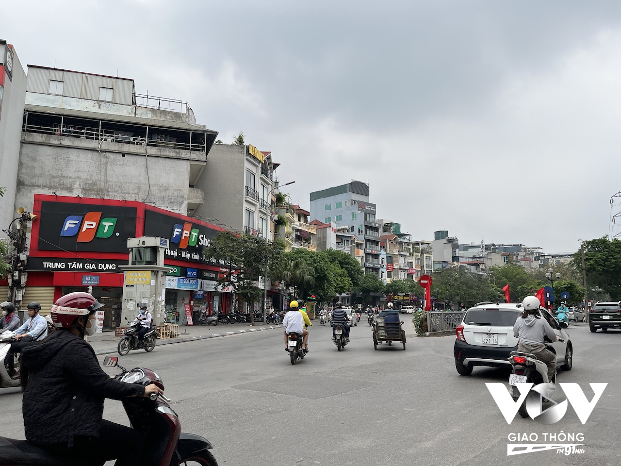 Xe máy, xe ba gác, xe đạp... vô tư đi ngược chiều