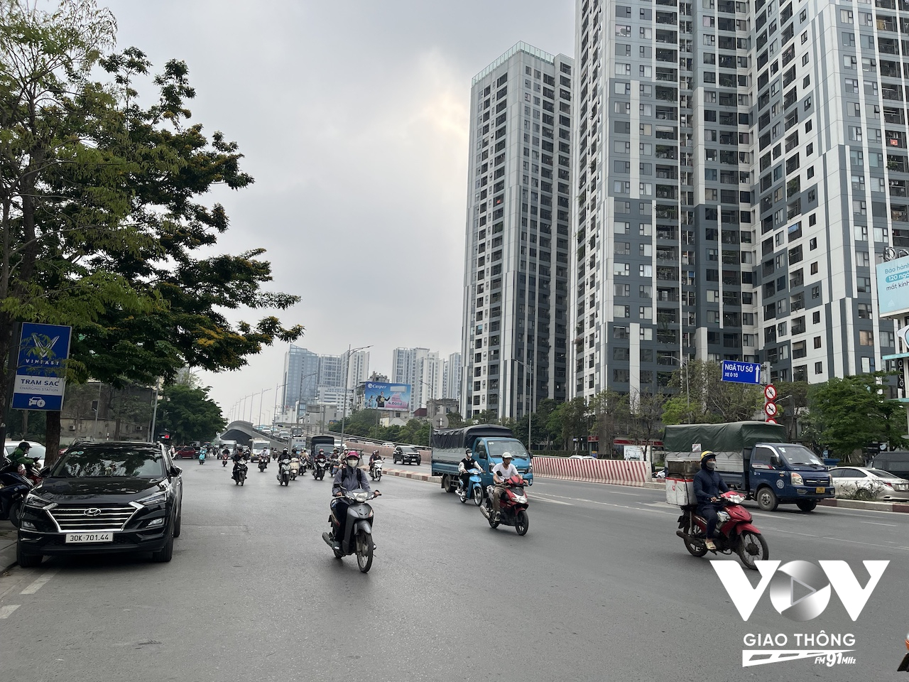 Bên cạnh đó, tình trạng giao thông ở tuyến đường trước cổng khu đô thị Times City, đoạn cuối dốc vành đai 2 rất phức tạp khi là nút nghẽn giao thông, cộng thêm các phương tiện đi ra từ khu đô thị; tình trạng xe chở khách dừng đỗ đón, trả khách... khiến đoạn đường này luôn trong tình trạng ùn ứ và nguy hiểm
