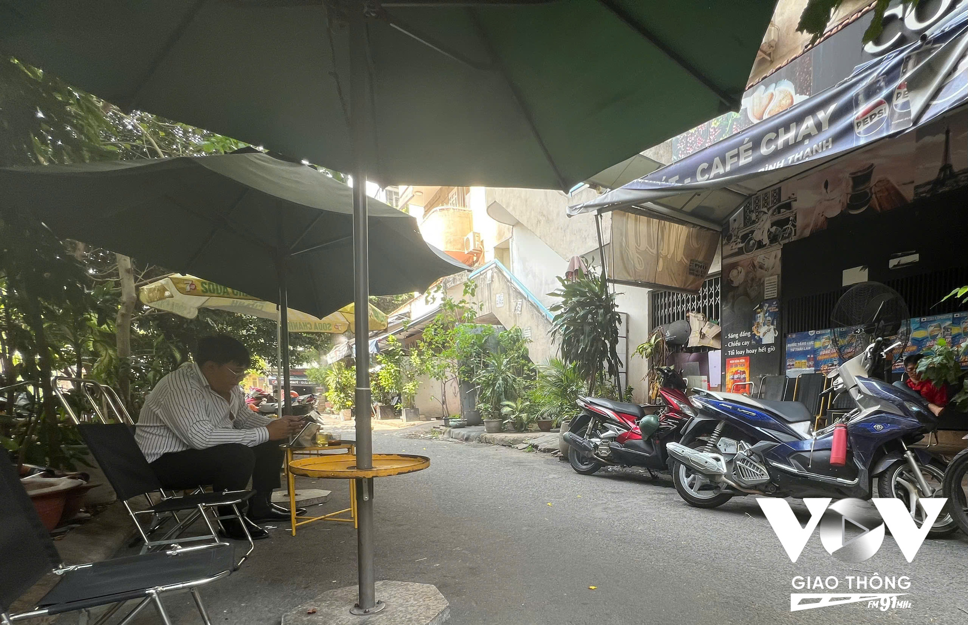 Lòng đường cũng bị nhiều quán cà phê chiếm dụng làm chỗ ngồi