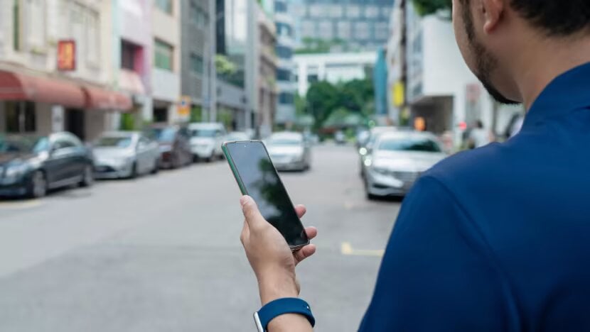 Việc chuyển đổi xe cũ thành taxi là một trong những biện pháp nhằm thu hẹp khoảng cách giữa taxi truyền thống và dịch vụ đặt xe qua ứng dụng, hay còn gọi là taxi công nghệ. (Ảnh: CNA)