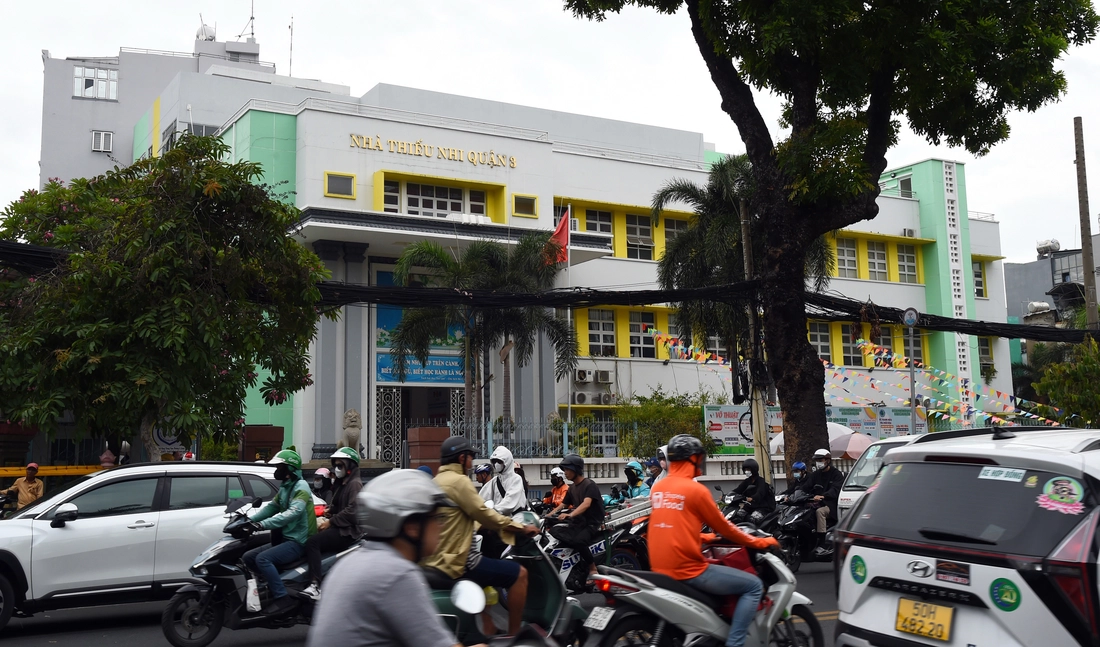 Tòa nhà này trước đây là trụ sở UBND quận 3 (TP.HCM), khi UBND quận 3 xây trụ sở mới đã bàn giao lại làm trụ sở Nhà thiếu nhi quận 3. Người dân kỳ vọng sau đợt sáp nhập phường và bỏ cấp quận, huyện sẽ có nhiều trụ sở dôi dư được dành làm sân chơi cộng đồng - Ảnh: Tuổi trẻ