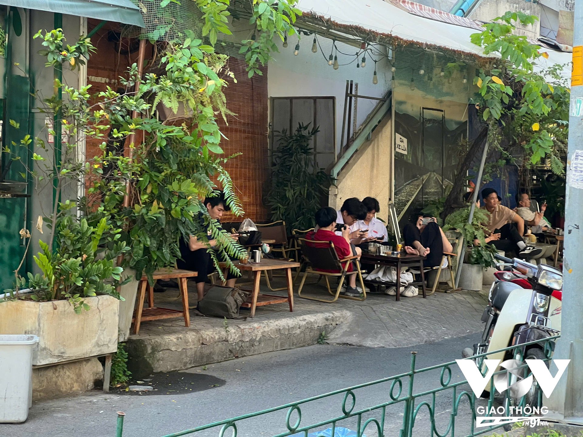 Vỉa hè thì bị chiếm dụng, lối thoát hiểm của chung cư thì bị bịt kín hoàn toàn