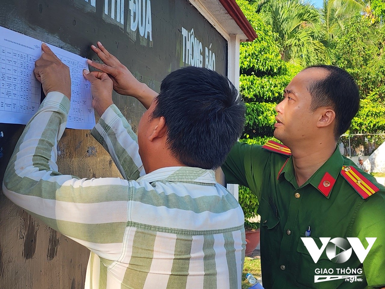 Cán bộ Trại giam Thủ Đức dán công khai danh sách những phạm nhân được đề nghị xét đặc xá năm 2025