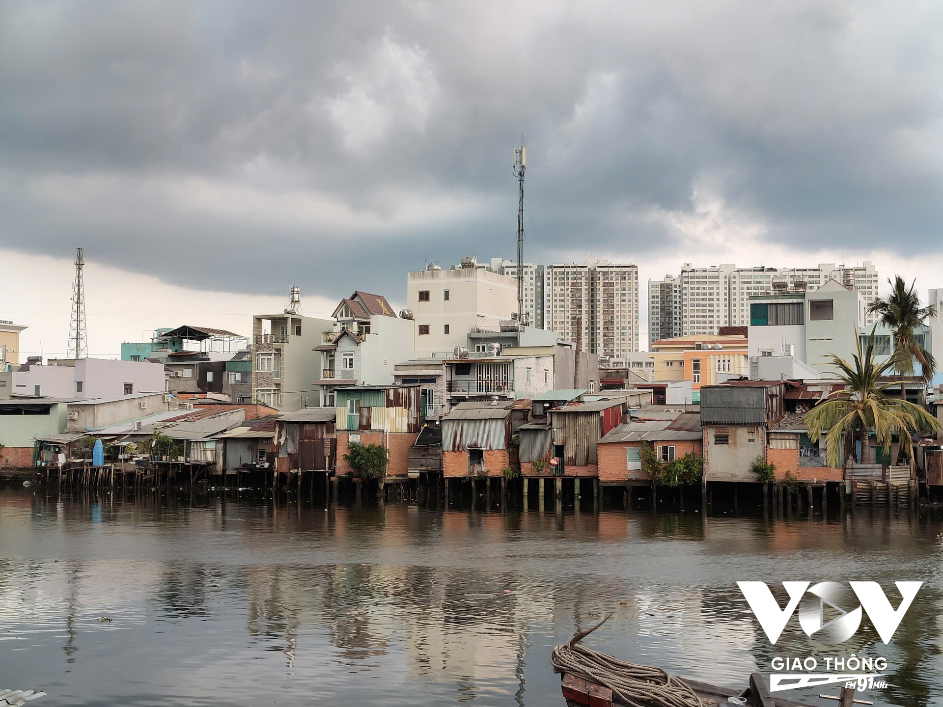 Nhiều căn nhà tạm bợ, cơi nới đủ kiểu, ken đặc san sát nhau cặp bên bờ Kênh Đôi Quận 8