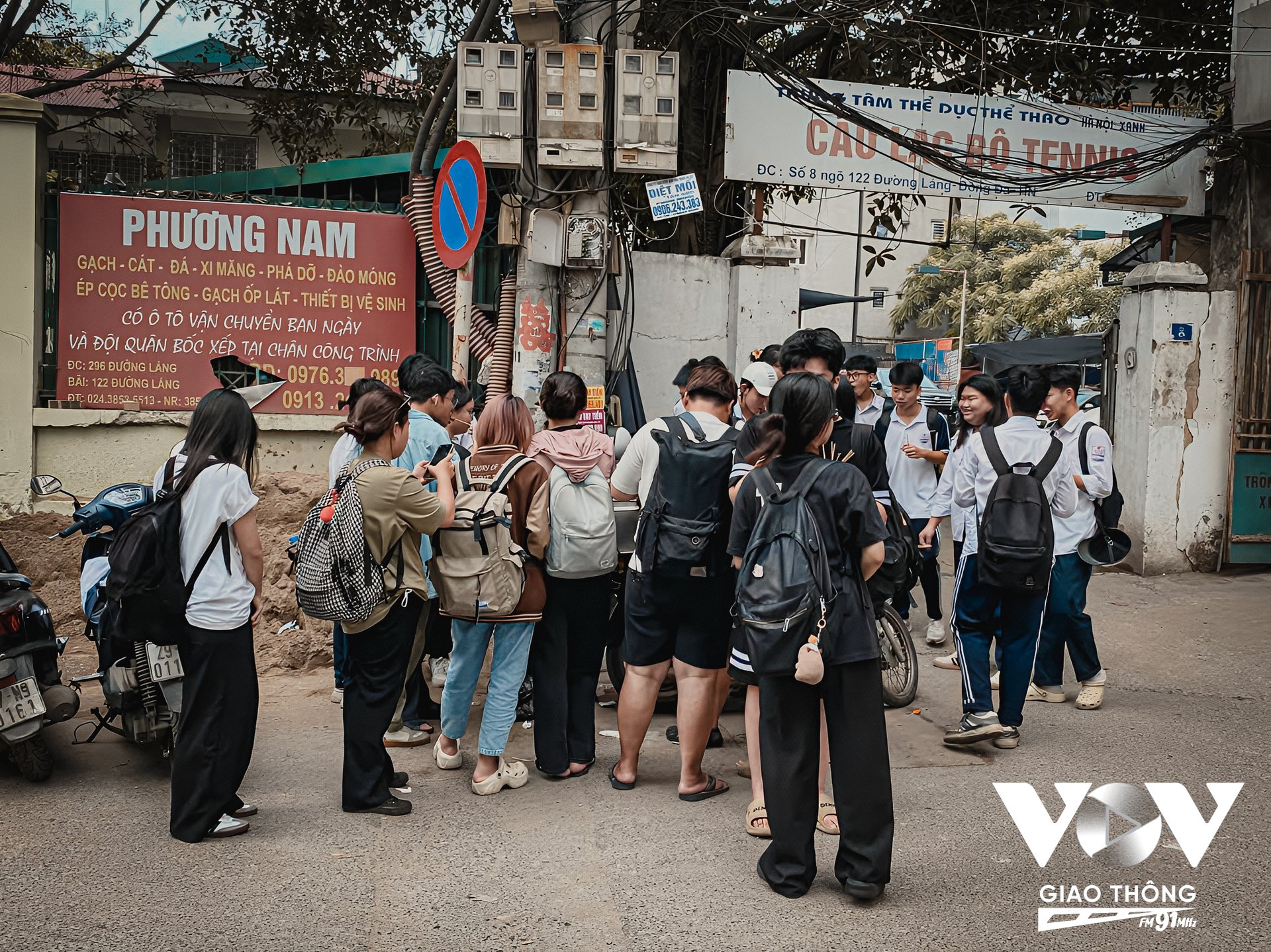 Chị H. (Thanh Xuân, Hà Nội) chia sẻ: “Chiều nào đi đón con tôi cũng thấy hai xe bán viên chiên trước cổng trường đông nghịt người đến ăn. Cũng không biết là ngon đến mức nào mà người ta ăn nhiều thế. Nhiều phụ huynh con mè nheo quá thế là cũng mua cho con nhưng riêng con tôi là tôi cấm không được ăn. Ăn mấy cái này chỉ tổ mang bệnh vào người'.