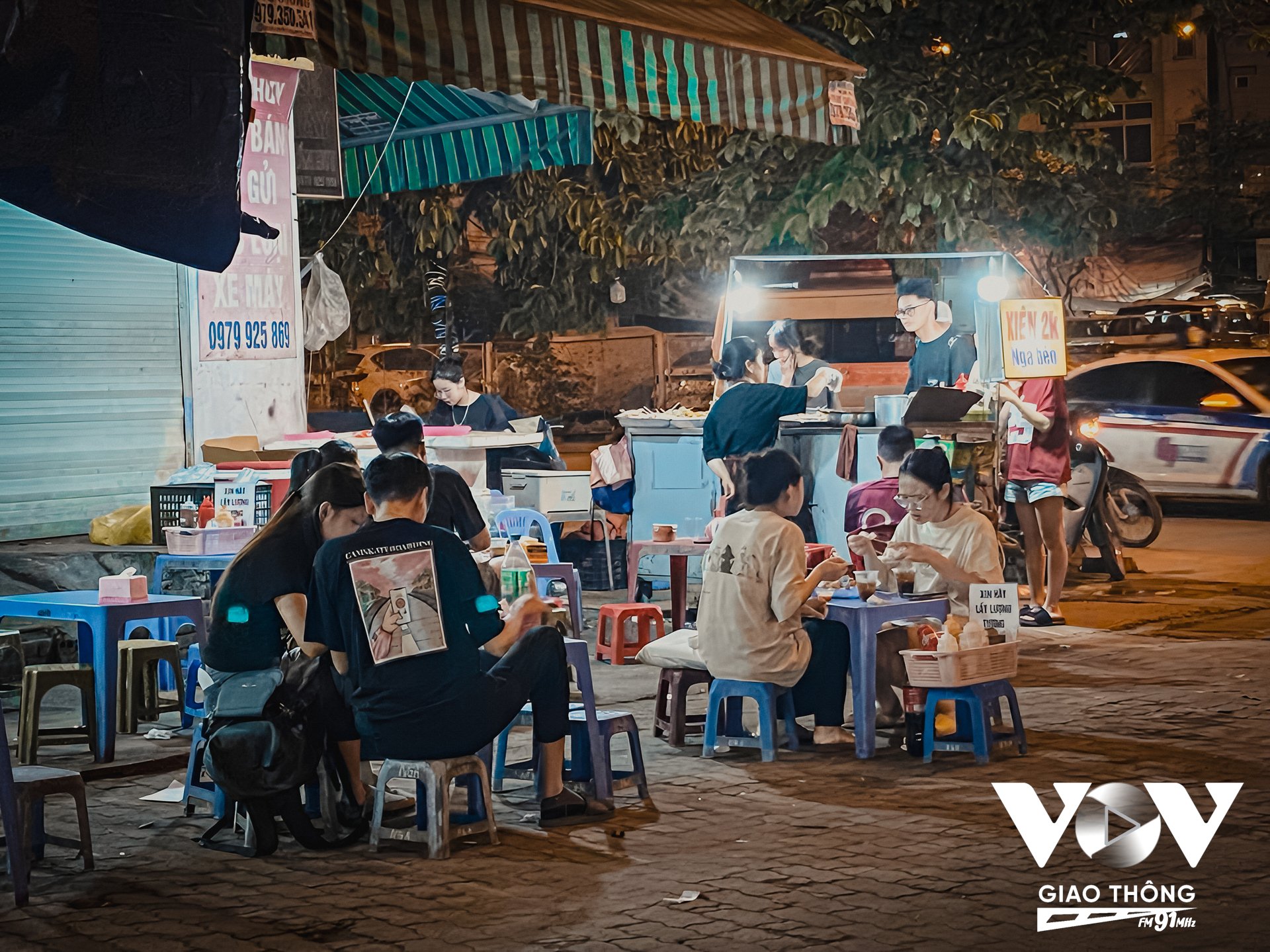 Theo Thông tin từ Cục An toàn thực phẩm (Bộ Y tế), có tới 70–80% thức ăn đường phố, bao gồm cả các loại đồ ăn vặt bán gần cổng trường học, được xác định là nhiễm vi khuẩn E.coli. Đây là loại vi khuẩn có thể gây ra tiêu chảy cấp, các bệnh lý về đường ruột và thậm chí là bệnh tả. Dầu chiên đi chiên lại nhiều lần khiến người ăn dễ mắc phải các chứng đầy hơi, khó tiêu đồng thời tạo ra các chất gây ung thư, tích tụ độc tố lâu dài.