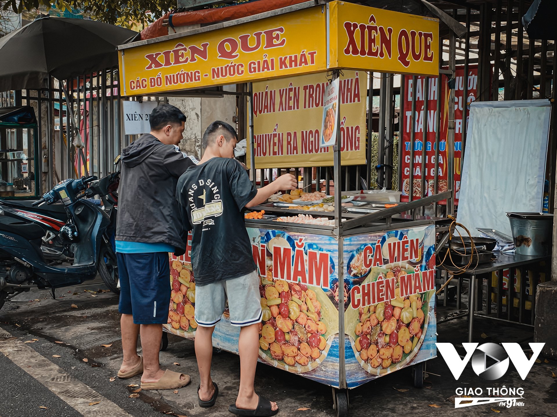 Với mức giá dao động từ 2.000 - 15.000 đồng, các sản phẩm “xiên bẩn” thu hút hàng dài học sinh, sinh viên đến thưởng thức bất chấp những hậu quả nghiêm trọng mà loại thực phẩm này có thể gây ra cho sức khỏe.