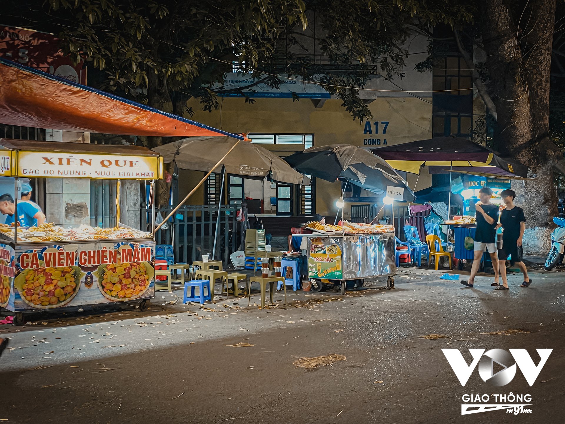 Tuyến phố Tạ Quang Bửu - nơi được xem là thiên đường ăn uống của nhiều sinh viên, cứ đi khoảng vài mét là có thể bắt gặp một xe bán “xiên bẩn”.