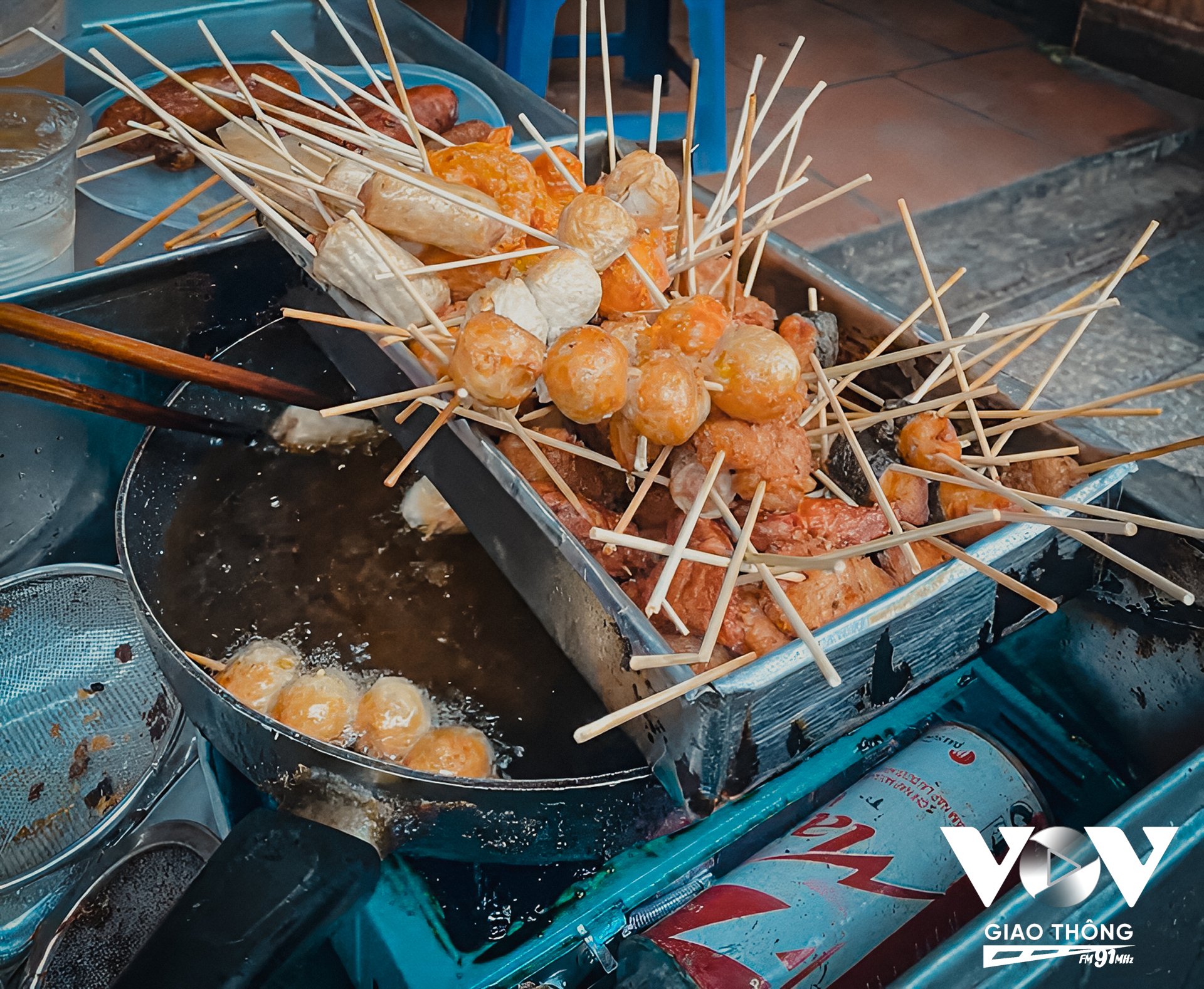 Không chỉ được bày bán “lộ thiên”, các loại xiên này còn được chiên trong những chào dầu đã đổi màu, bốc mùi khét lẹt cùng với đó là dụng cụ nấu ăn không được vệ sinh kỹ càng.