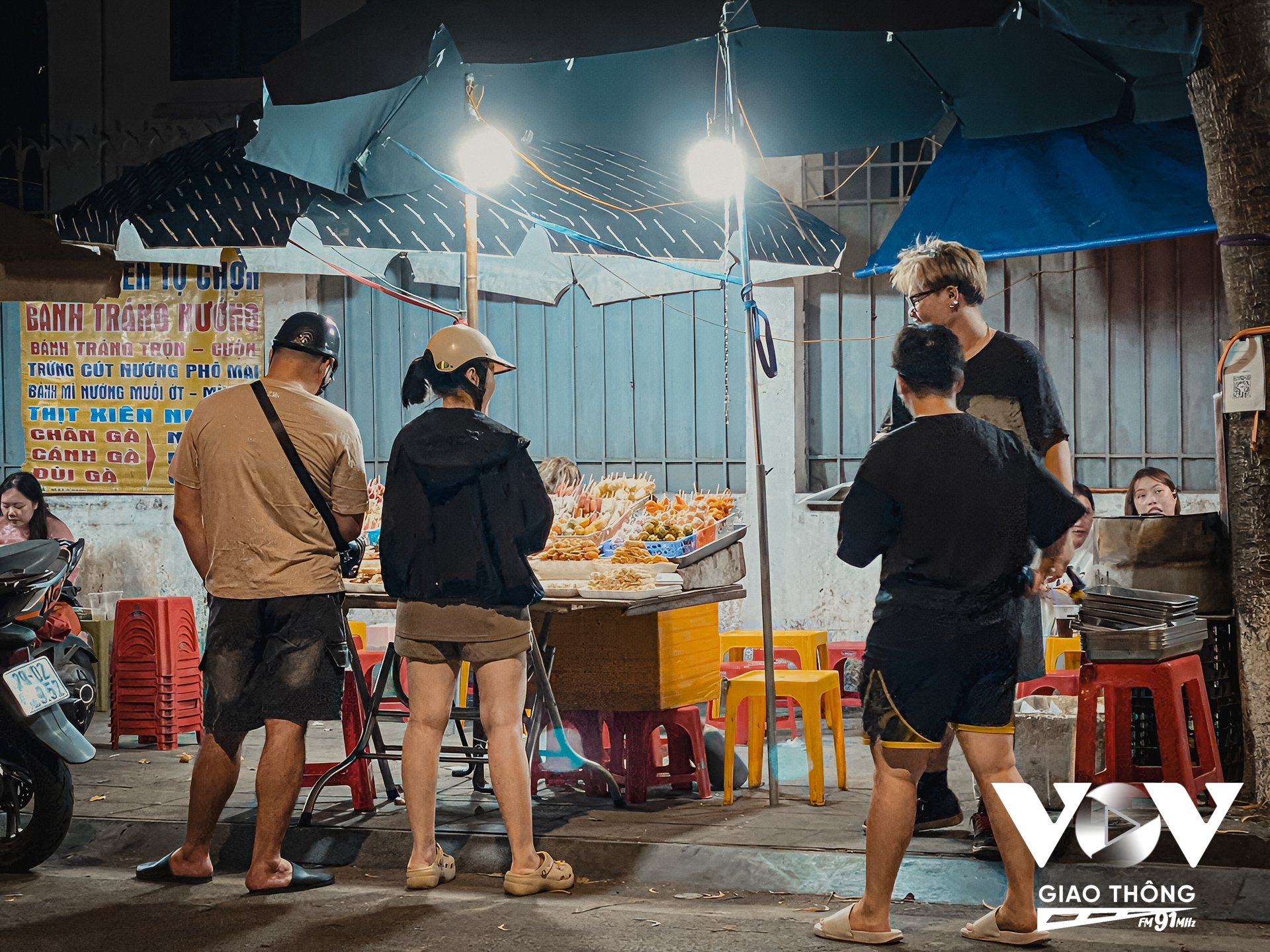 Điều kiện chế biến, bảo quản, không an toàn là vậy nhưng cứ khoảng 17h-22h hằng ngày những quầy hàng bán “xiên bẩn” trên phố Tạ Quang Bửu lại đông nghịt người đến thưởng thức.