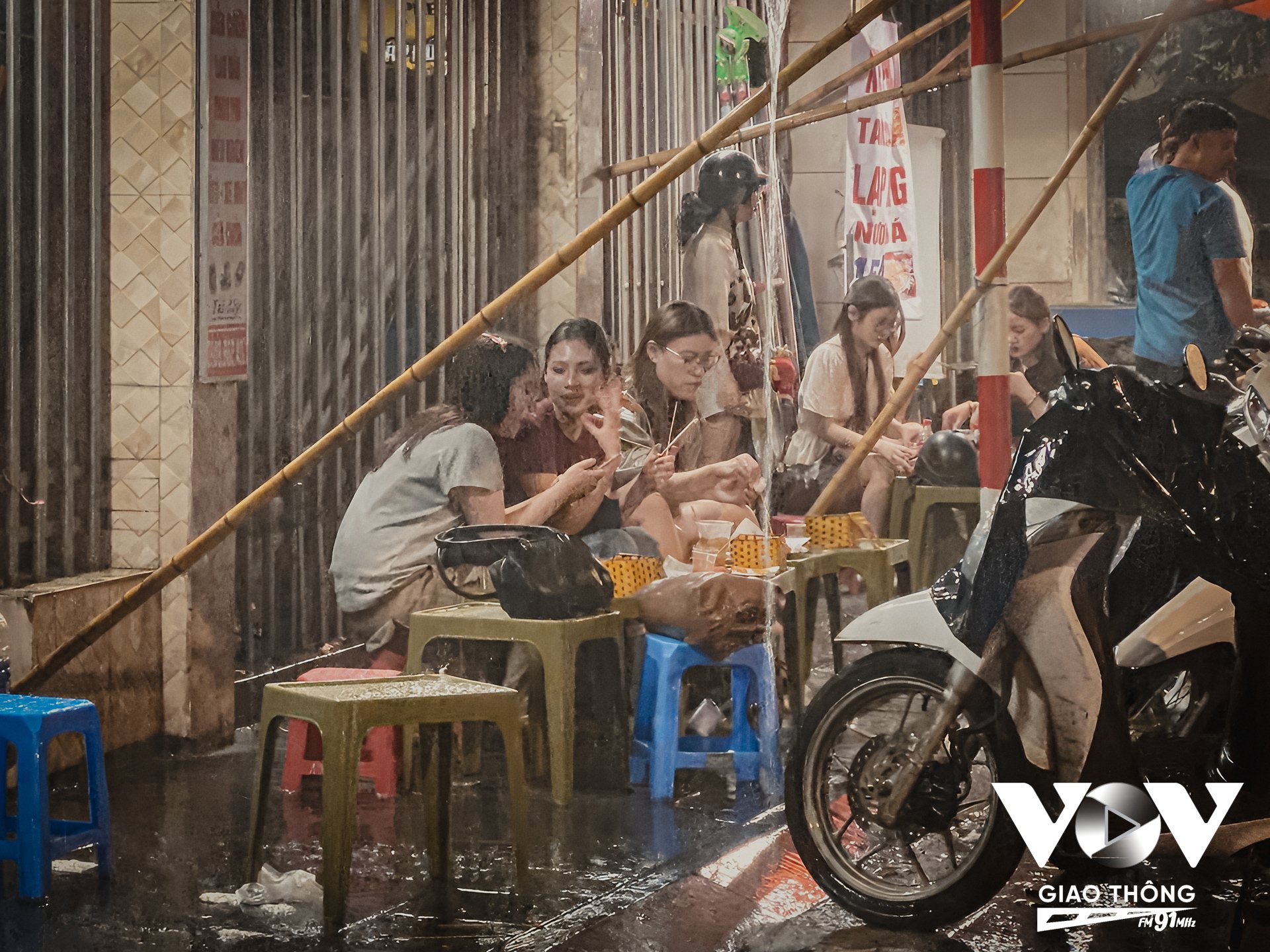 Bạn Minh Ngọc (Đống Đa, Hà Nội) chia sẻ: “Biết là không tốt nhưng lâu lâu không ăn là mình lại thấy thèm. Mình cũng từng tự mua các loại viên thả lẩu về nhà tự chiên để đảm bảo an toàn nhưng mà vị không giống ngoài hàng nên thôi mình lại ra quán ăn tiếp. Một tuần mình ăn đâu đó khoảng 2-3 lần”.