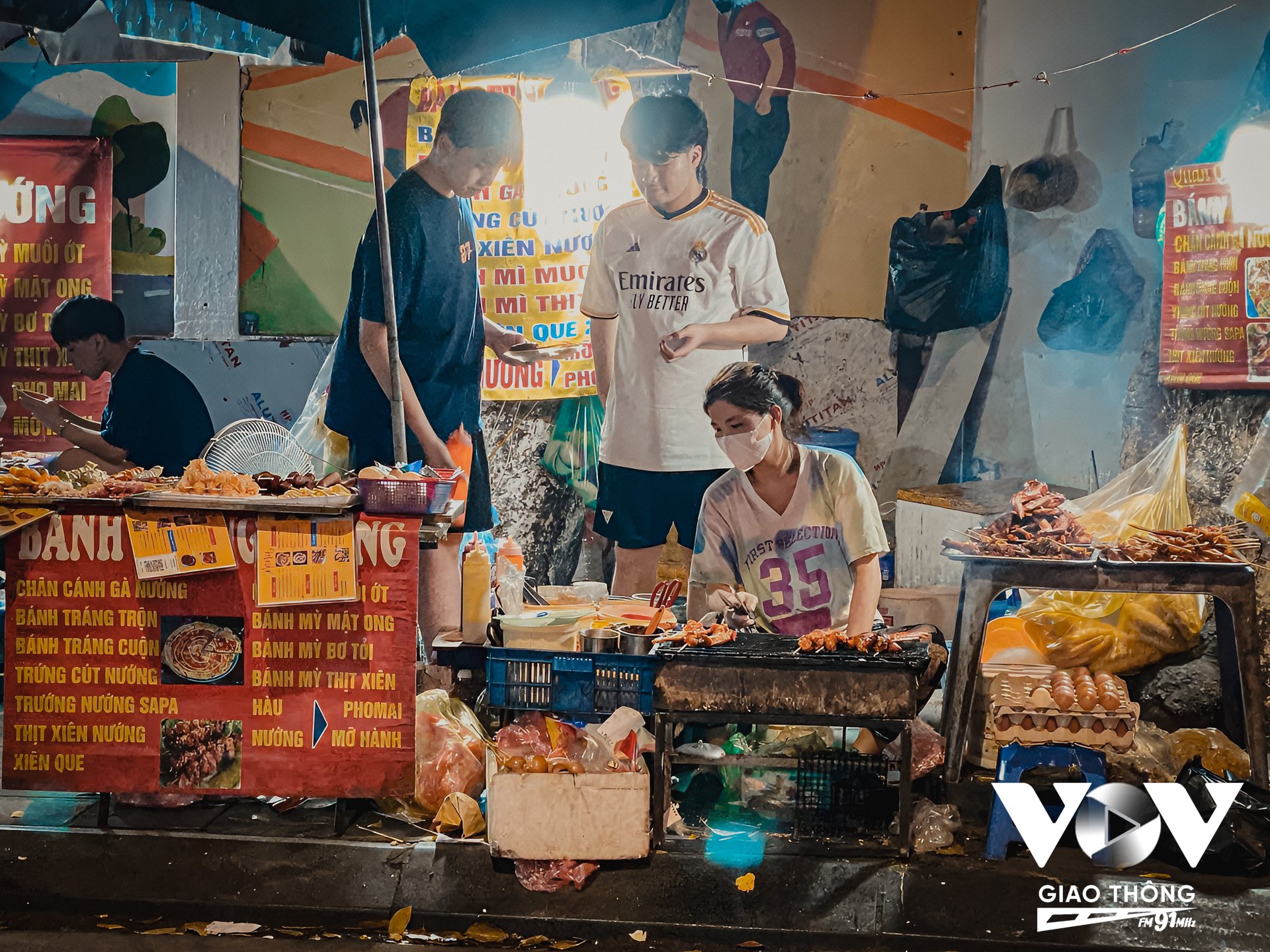 Vỉa hè kín chỗ ngồi, xe máy xếp tràn lan ven đường, người bán hàng bận rộn chế biến đồ ăn cho khách, những hình ảnh này đã đủ để chứng minh sức hấp dẫn của món ăn mang tên “xiên bẩn”.