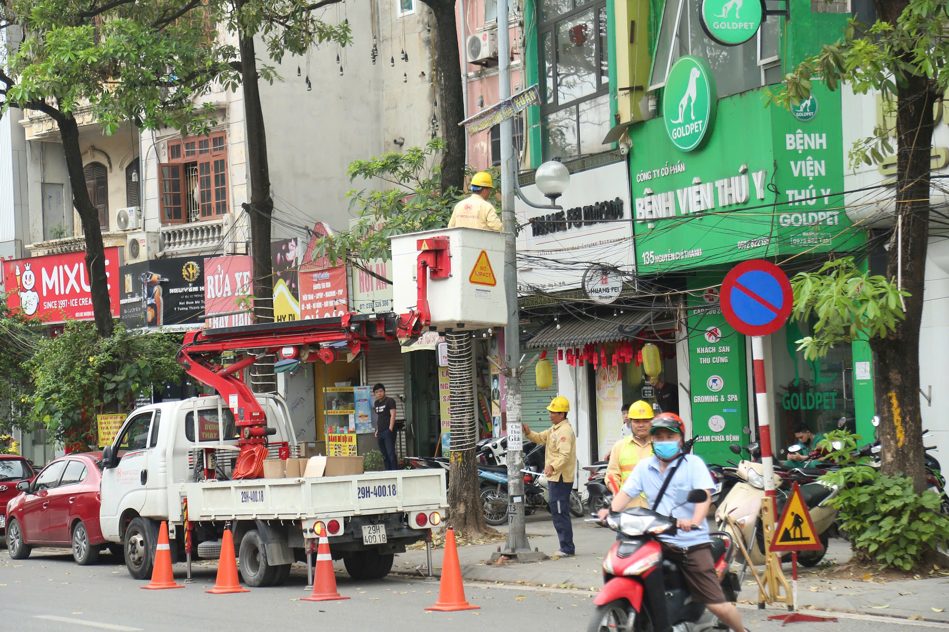 Kiểm tra cột chiếu sáng trên đường Nguyễn Chí Thanh