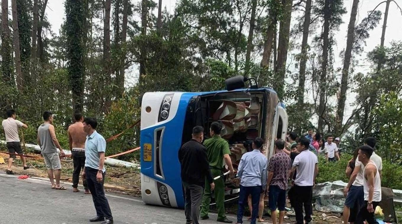Hiện trường vụ lật xe khách ở Tam Đảo. Ảnh: MXH