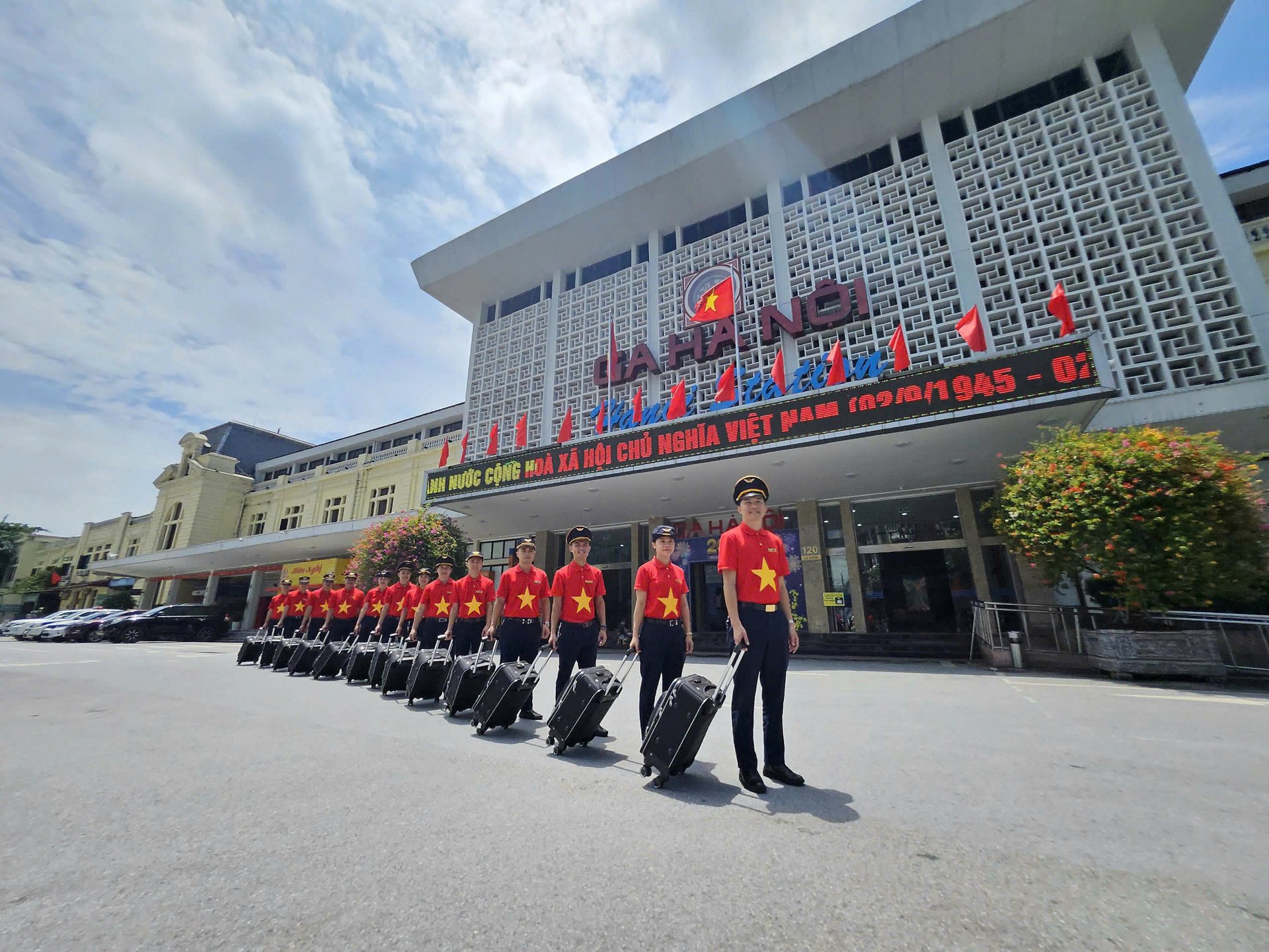 Ngành đường sắt đã đi cùng đất nước qua những năm tháng khốc liệt nhất, rồi đồng hành trong hành trình kiến thiết và phát triển