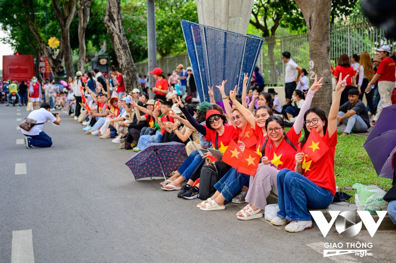 Ai ai cũng không ngại chen chân giữa dòng người để được tận mắt chứng kiến nét trang nghiêm, khí thế hào hùng của 38 khối tham gia diễu binh, diễu hành để chuẩn bị cho lễ kỷ niệm 50 năm ngày giải phóng miền Nam, thống nhất đất nước