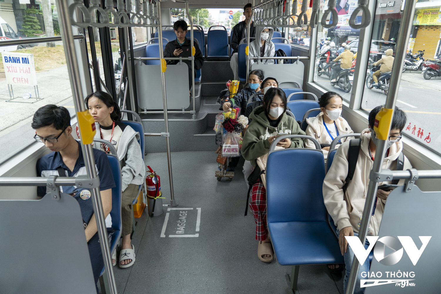 Hành khách sử dụng phương tiện giao thông công cộng tăng cao trong những ngày diễn ra sự kiện kỷ niệm 50 năm Giải phóng miền Nam, thống nhất đất nước