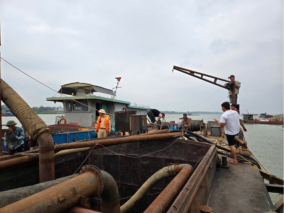 Cảnh sát đường thủy kiểm tra, xử lý phương tiện thủy gắn thiết bị khai thác cát neo đậu trên sông Hồng