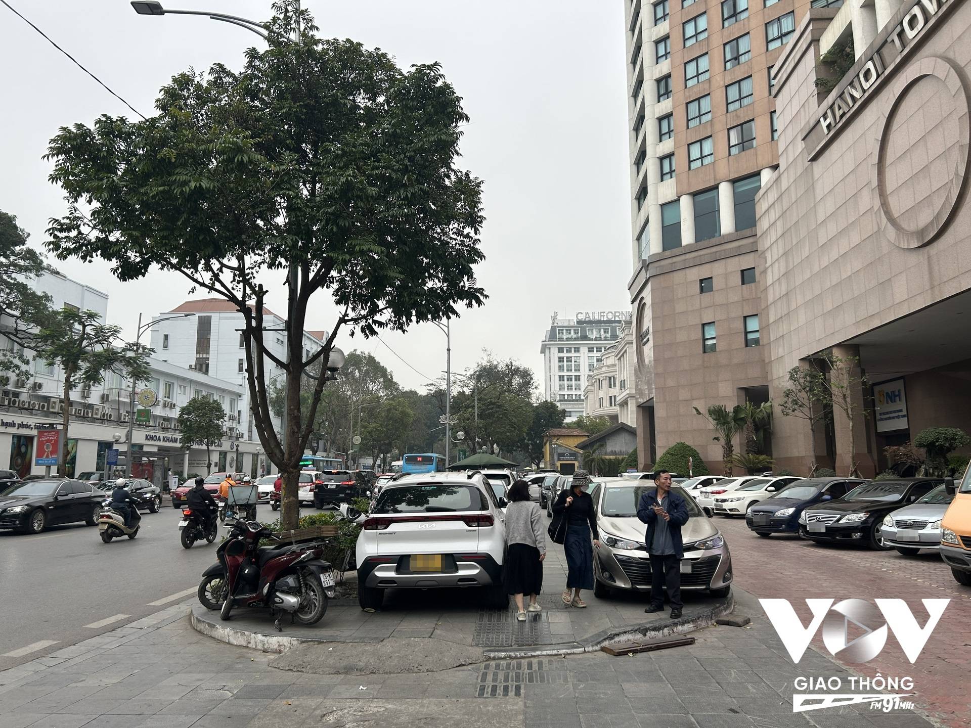 Khu vực vỉa hè tòa nhà Hà Nội Tower (49 Hai Bà Trưng) lâu này đã trở thành điểm trông giữ xe cho người dân