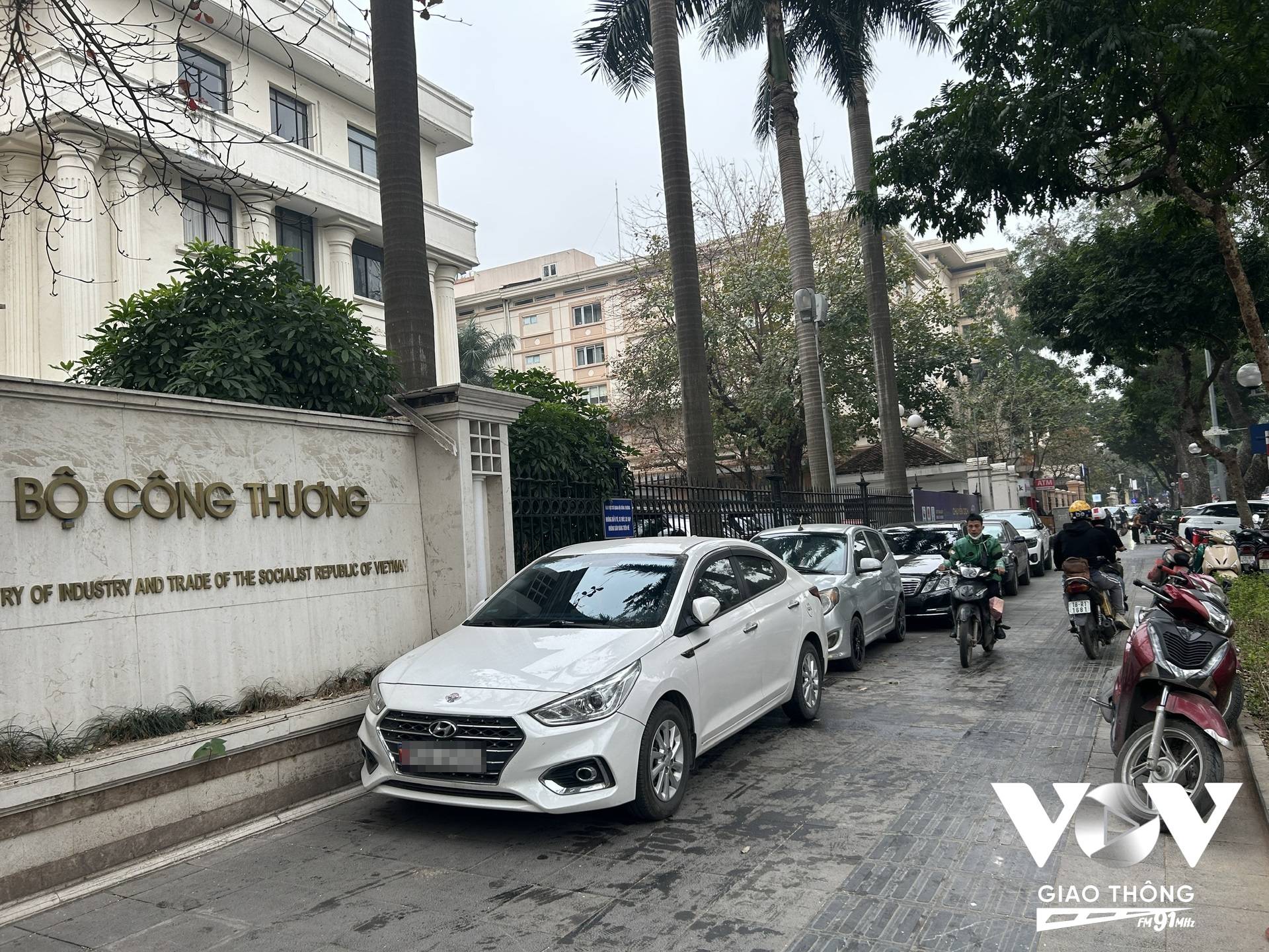 Vỉa hè khu vực Bộ Công Thương cũng trở thành điểm đỗ xe từ lâu mà vẫn không bị xử lý