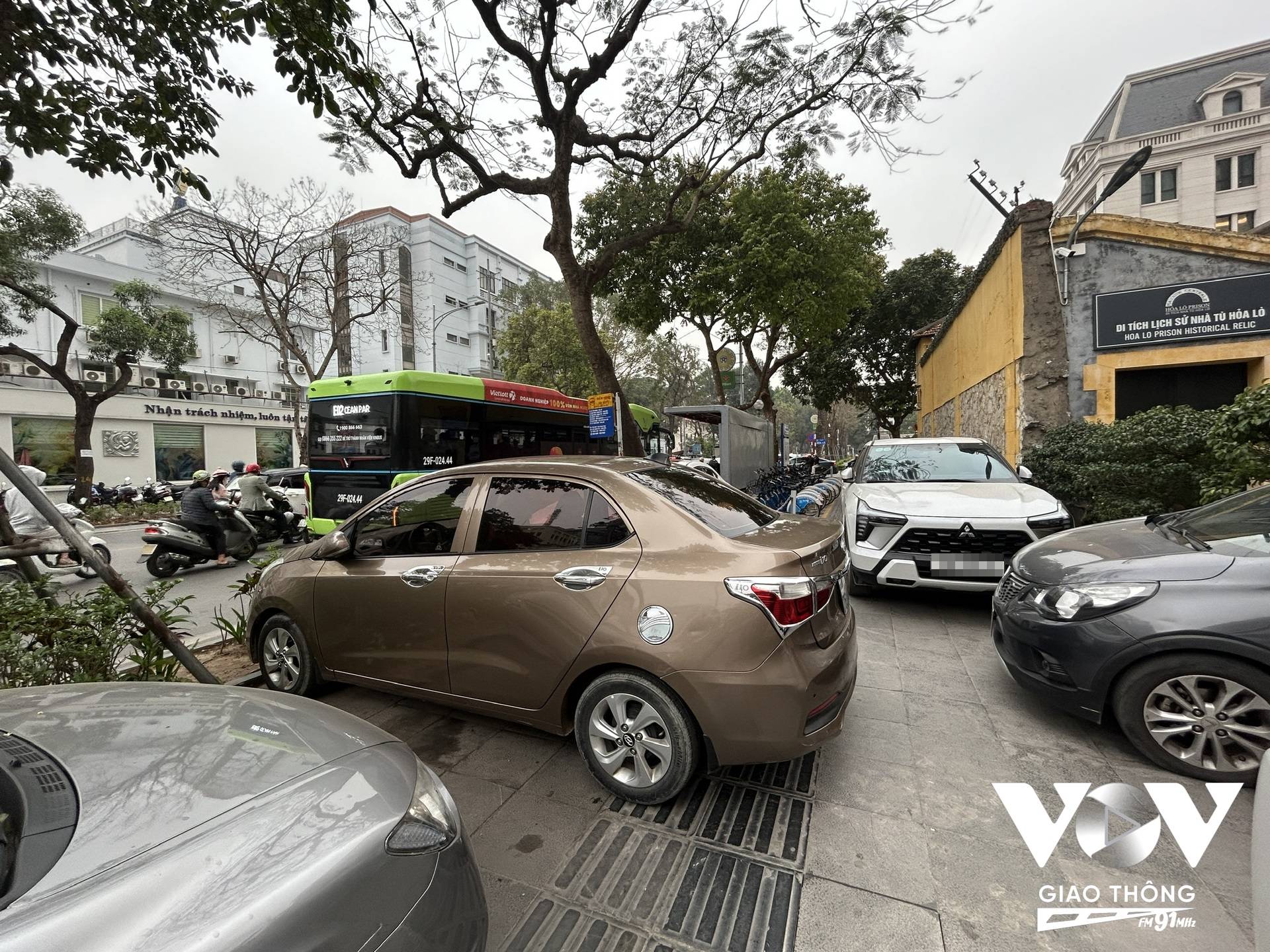 Xe đỗ dọc, xe đỗ ngang... bất tuân quy tắc... và tất nhiên người gửi cũng chỉ trả tiền trông giữ mà không được xuất vé khi gửi xe tại đây