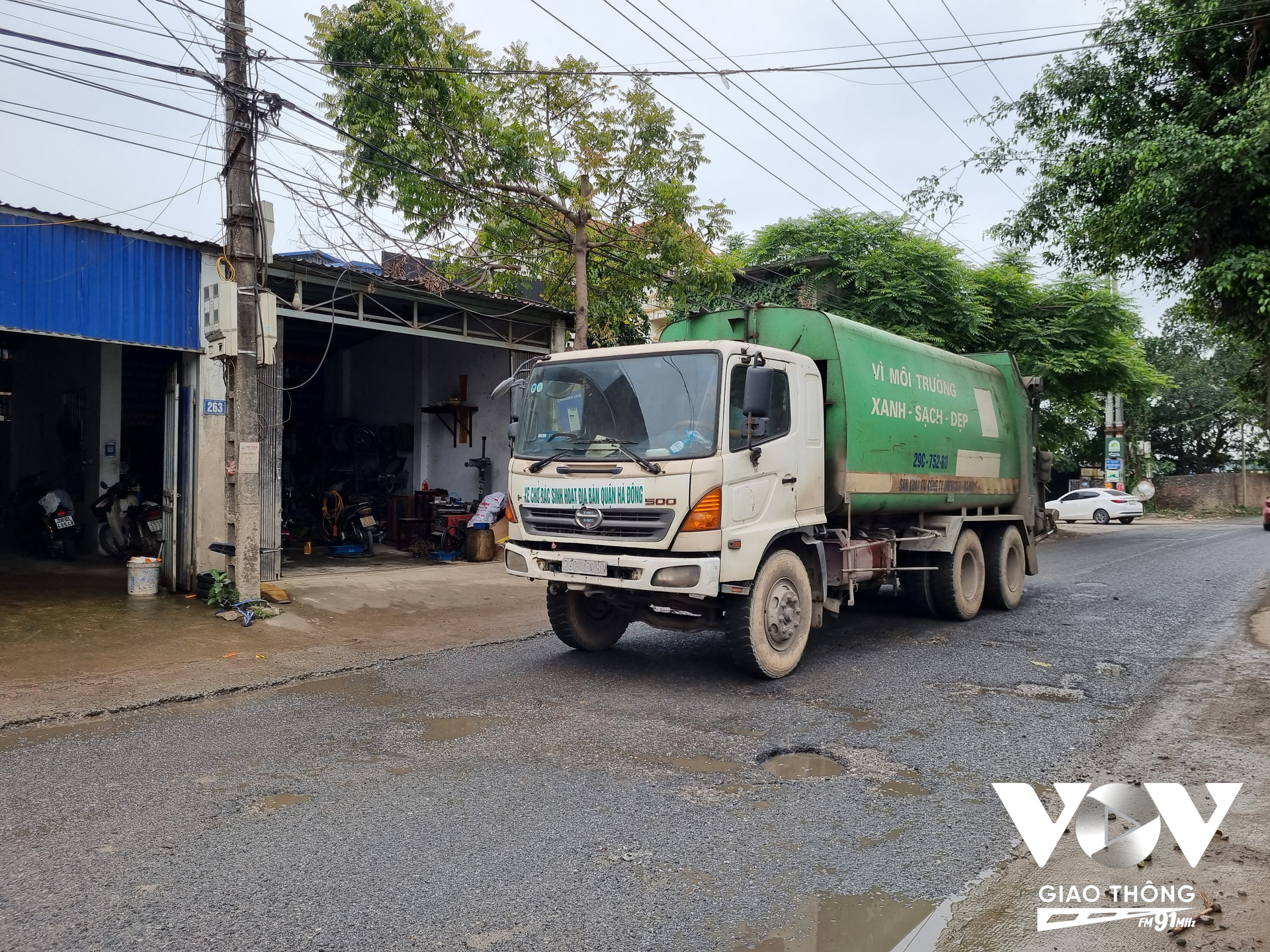 Một đoạn đường 35 nhớp nháp, hôi thối nồng nặc vì nước rỉ rác. Ảnh: Minh Hiếu