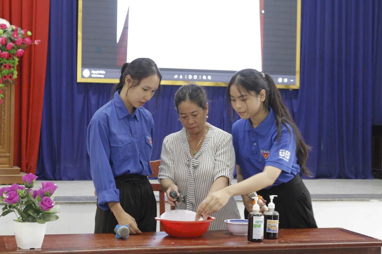 Sau khi nghiên cứu thành công, các bạn sinh viên trao tặng và hướng dẫn người dân chế tạo dung dịch tẩy rửa từ rác hữu cơ